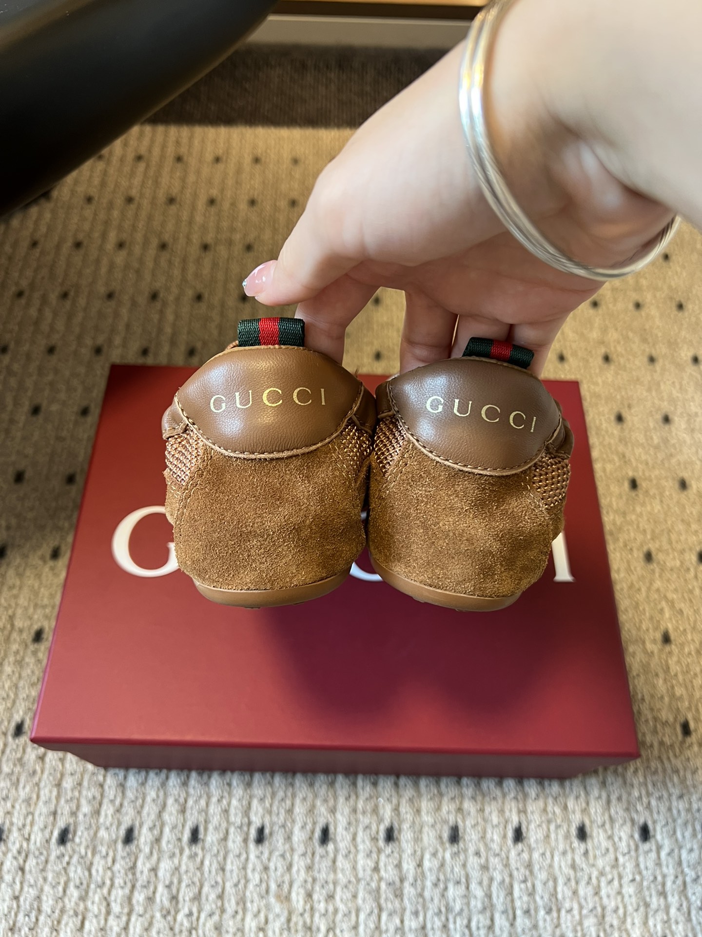 GUCC* 25ss复古运动鞋系列鞋身融合网眼布+麂皮材质，轻盈透气且质感高级；侧边标志性的红绿织带与鞋