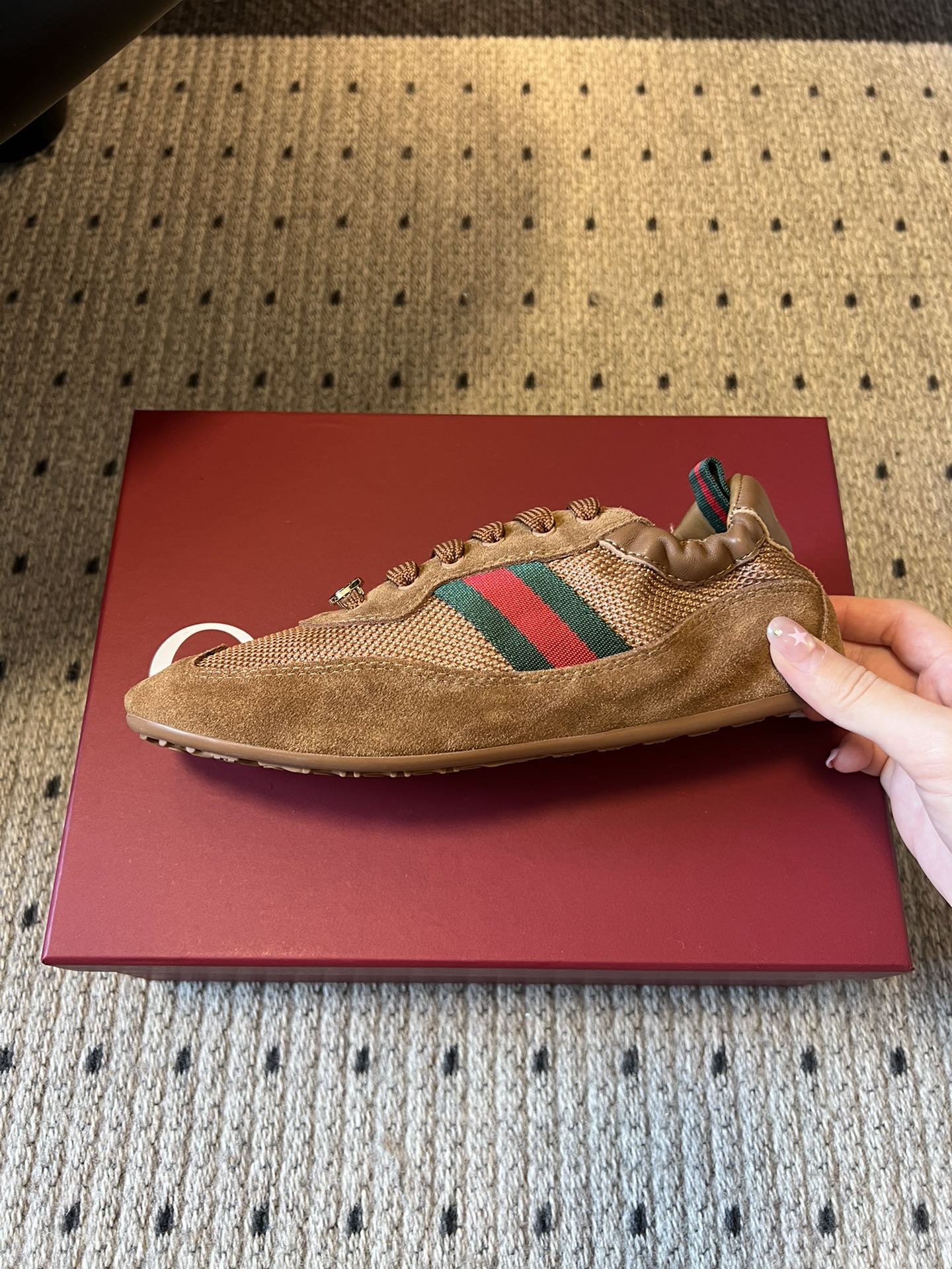 GUCC* 25ss复古运动鞋系列鞋身融合网眼布+麂皮材质，轻盈透气且质感高级；侧边标志性的红绿织带与鞋