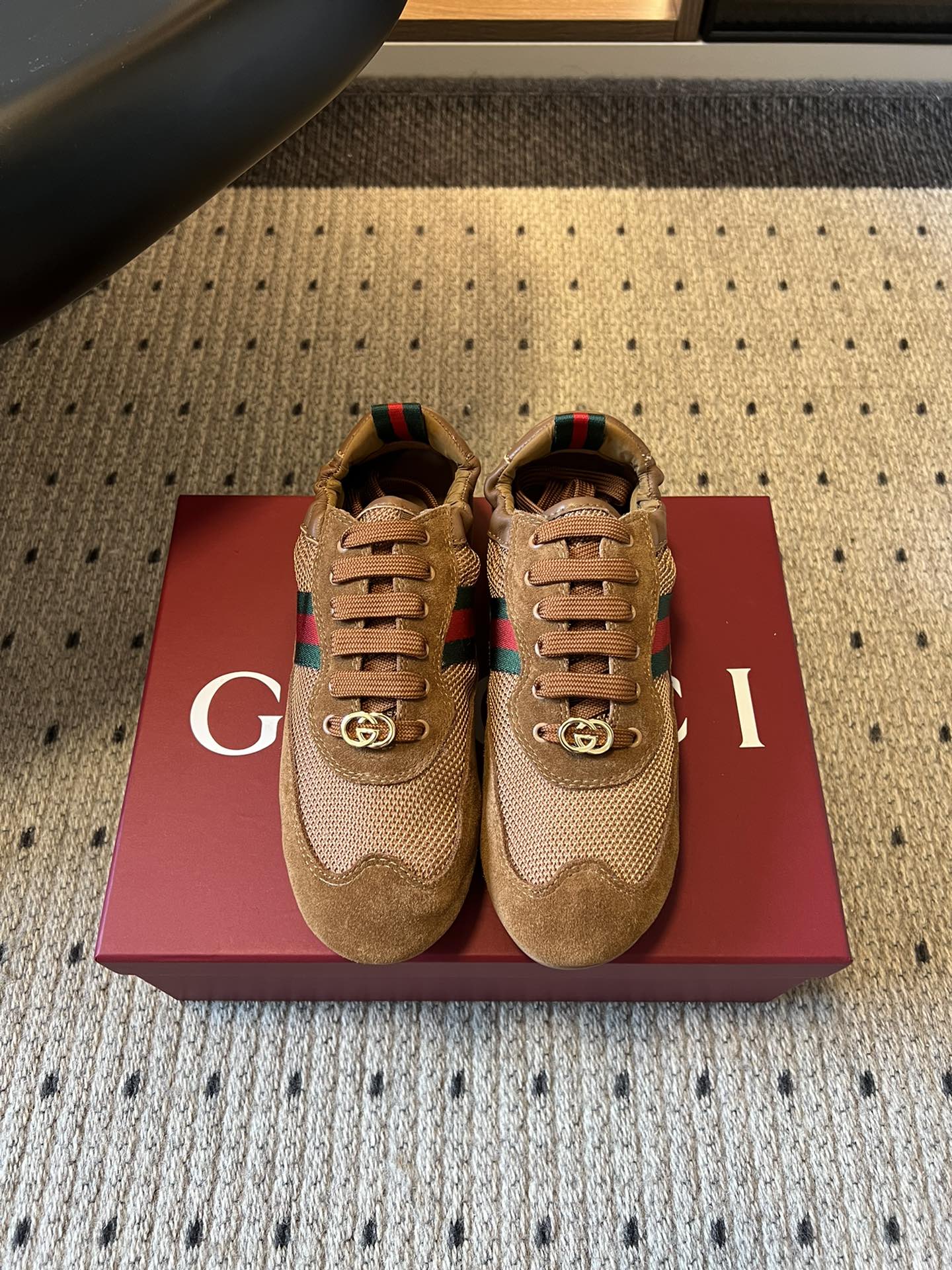 GUCC* 25ss复古运动鞋系列鞋身融合网眼布+麂皮材质，轻盈透气且质感高级；侧边标志性的红绿织带与鞋
