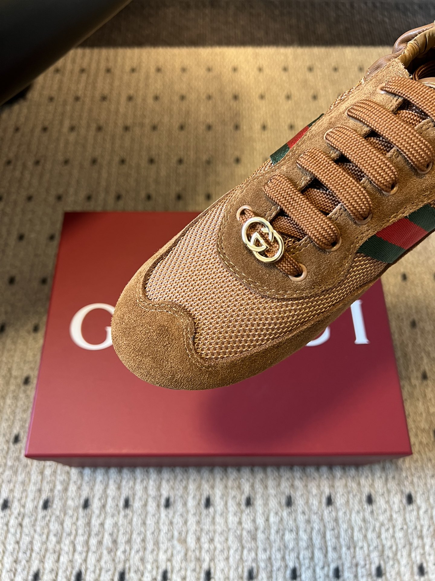 GUCC* 25ss复古运动鞋系列鞋身融合网眼布+麂皮材质，轻盈透气且质感高级；侧边标志性的红绿织带与鞋