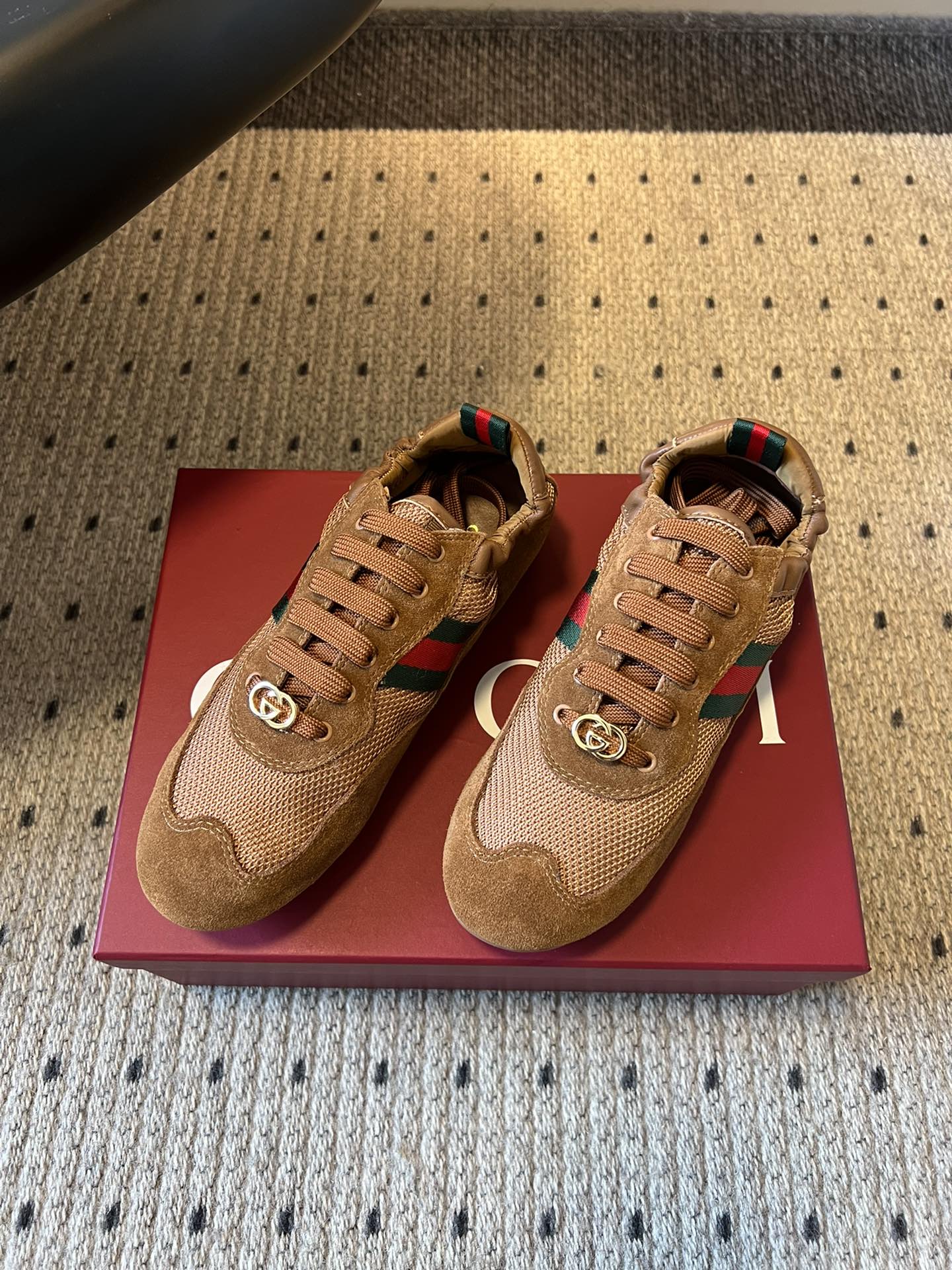 GUCC* 25ss复古运动鞋系列鞋身融合网眼布+麂皮材质，轻盈透气且质感高级；侧边标志性的红绿织带与鞋