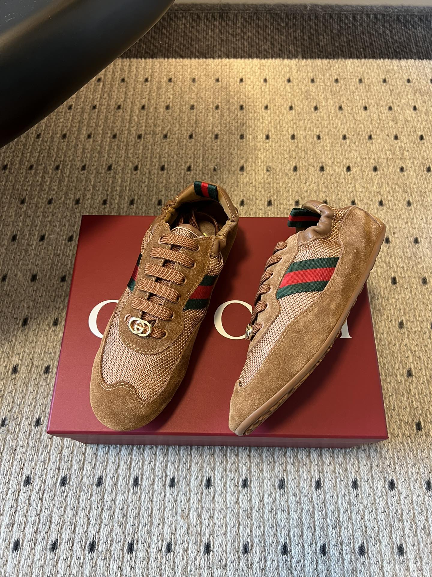 GUCC* 25ss复古运动鞋系列鞋身融合网眼布+麂皮材质，轻盈透气且质感高级；侧边标志性的红绿织带与鞋