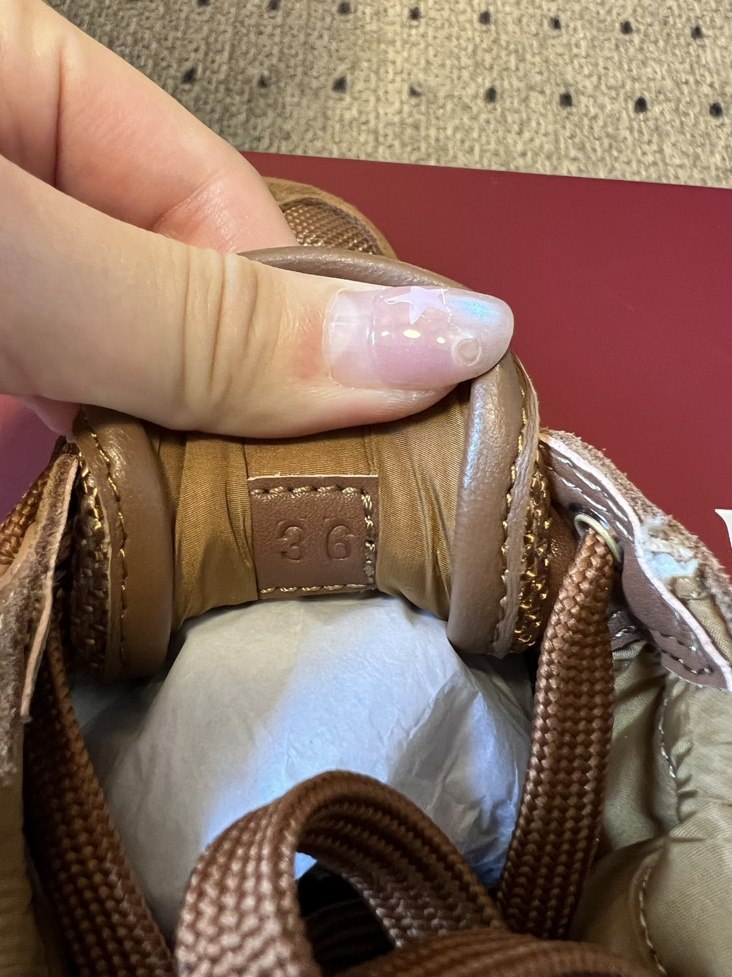 GUCC* 25ss复古运动鞋系列鞋身融合网眼布+麂皮材质，轻盈透气且质感高级；侧边标志性的红绿织带与鞋