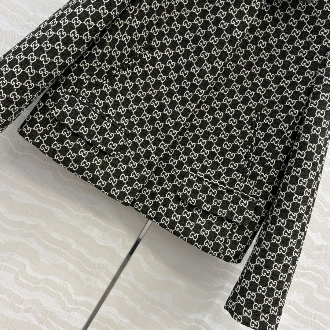 原单品质❤️爆单推荐，GG色织字母提花夹克短外套！气质小翻领经典H型双口袋❤️复古摩登气质高街时髦！定制