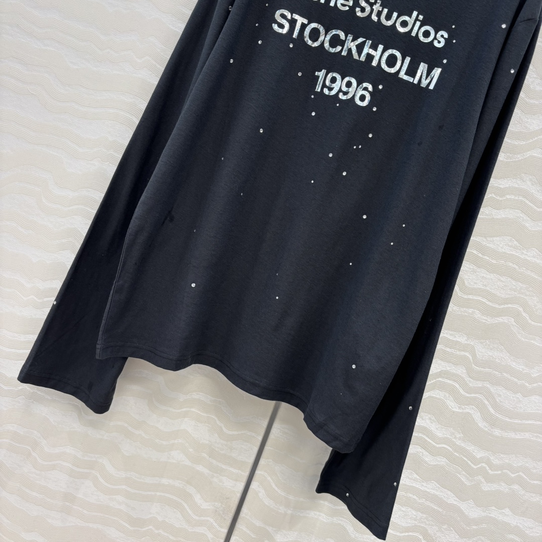 爆单推荐✅原单品质🍓AC时髦精穿搭！镜面字母滴水钻长袖T恤。气质宽松版型overzise男女同款设计！少