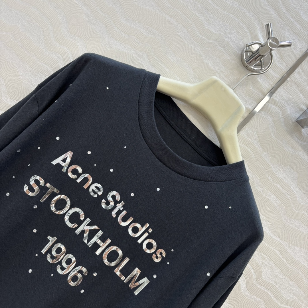 爆单推荐✅原单品质🍓AC时髦精穿搭！镜面字母滴水钻长袖T恤。气质宽松版型overzise男女同款设计！少