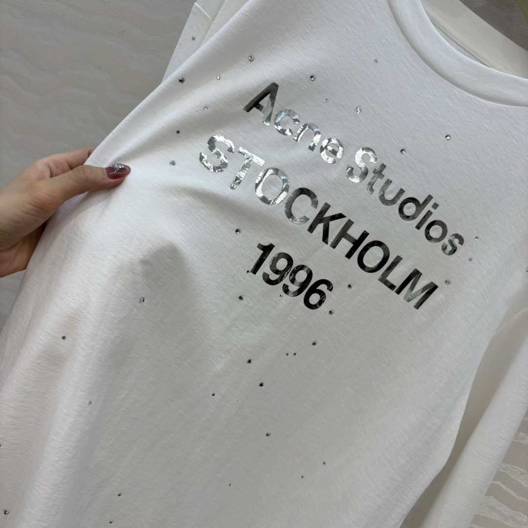 爆单推荐✅原单品质🍓AC时髦精穿搭！镜面字母滴水钻长袖T恤。气质宽松版型overzise男女同款设计！少