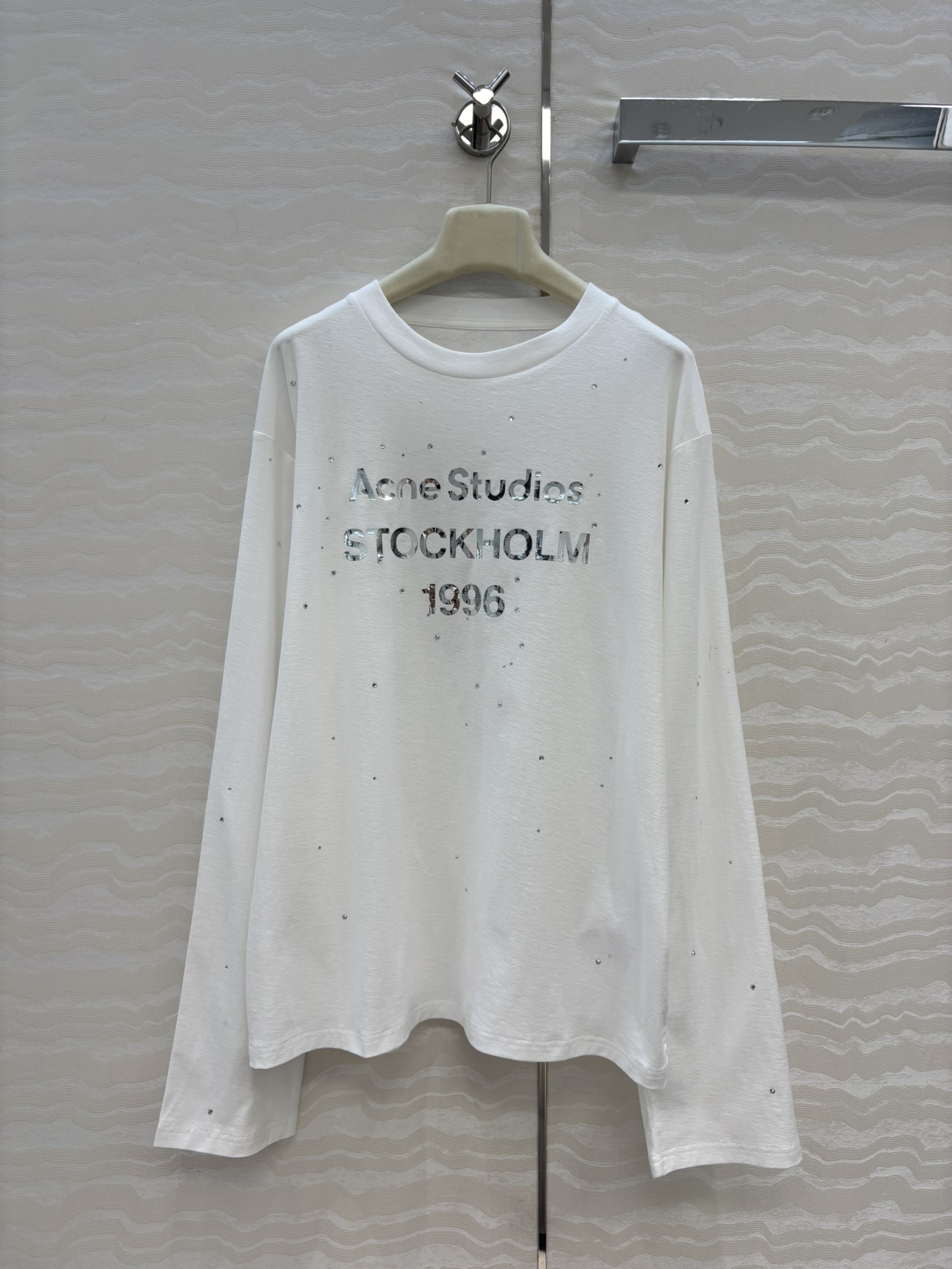 爆单推荐✅原单品质🍓AC时髦精穿搭！镜面字母滴水钻长袖T恤。气质宽松版型overzise男女同款设计！少