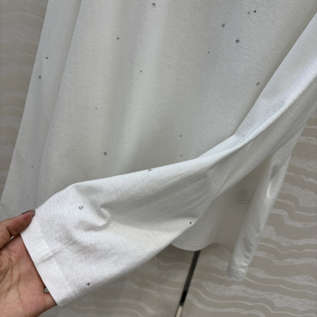 爆单推荐✅原单品质🍓AC时髦精穿搭！镜面字母滴水钻长袖T恤。气质宽松版型overzise男女同款设计！少