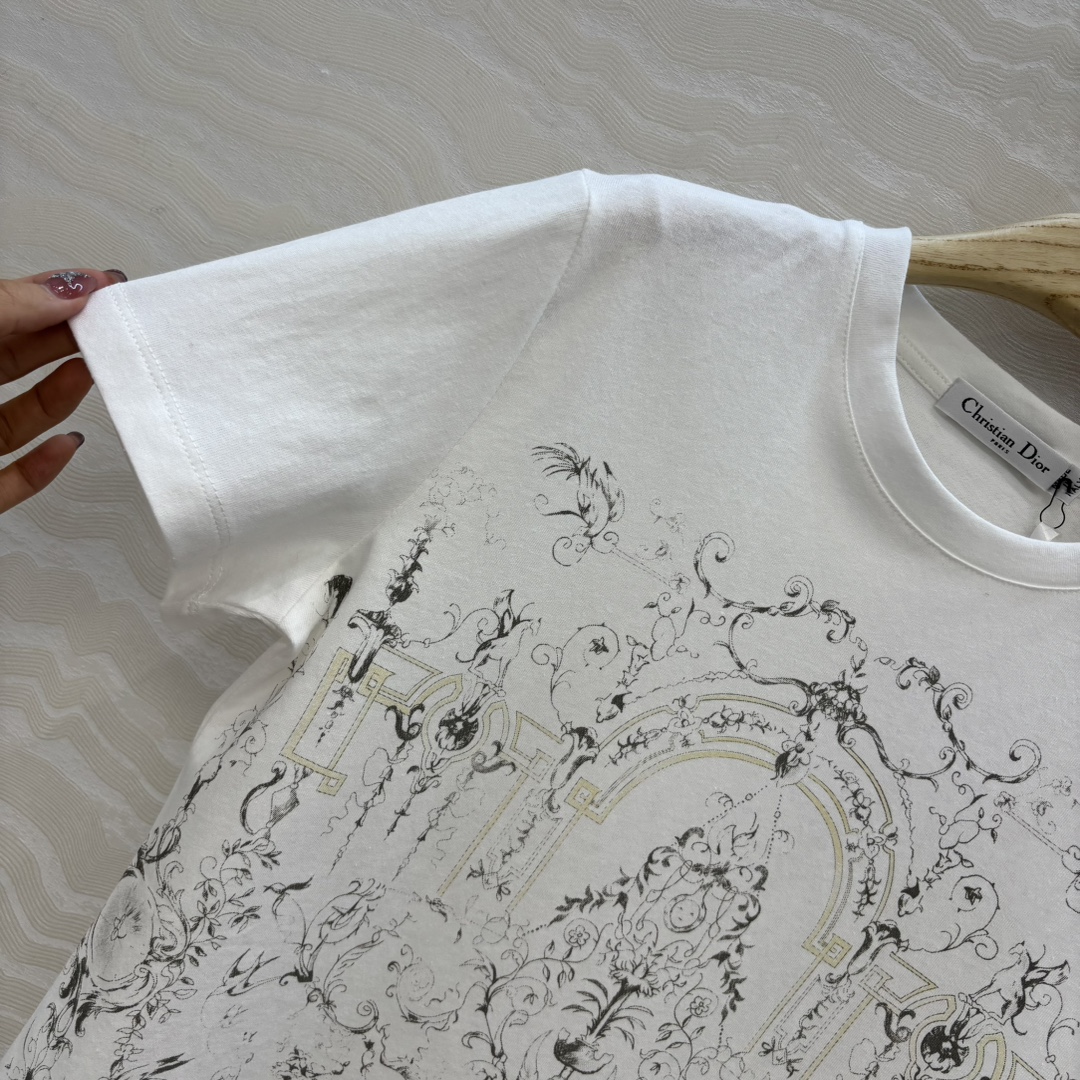 独家首发❤️原单品质，MissD早秋新品Winter系列，古堡花卉幸运星图案短袖T恤。进口纯棉面料质感超