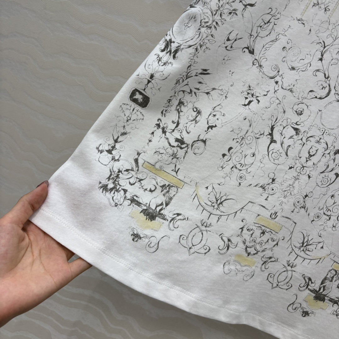 独家首发❤️原单品质，MissD早秋新品Winter系列，古堡花卉幸运星图案短袖T恤。进口纯棉面料质感超