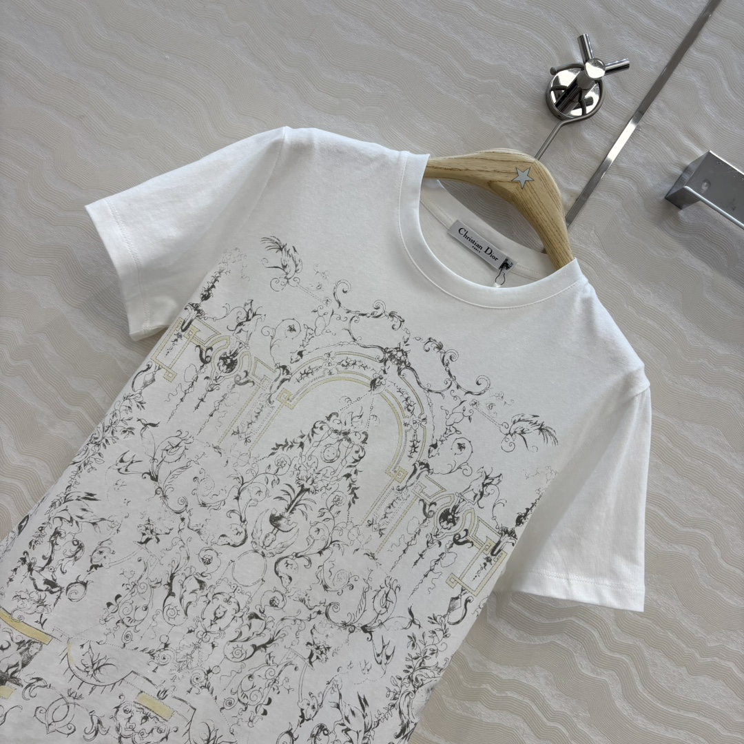 独家首发❤️原单品质，MissD早秋新品Winter系列，古堡花卉幸运星图案短袖T恤。进口纯棉面料质感超