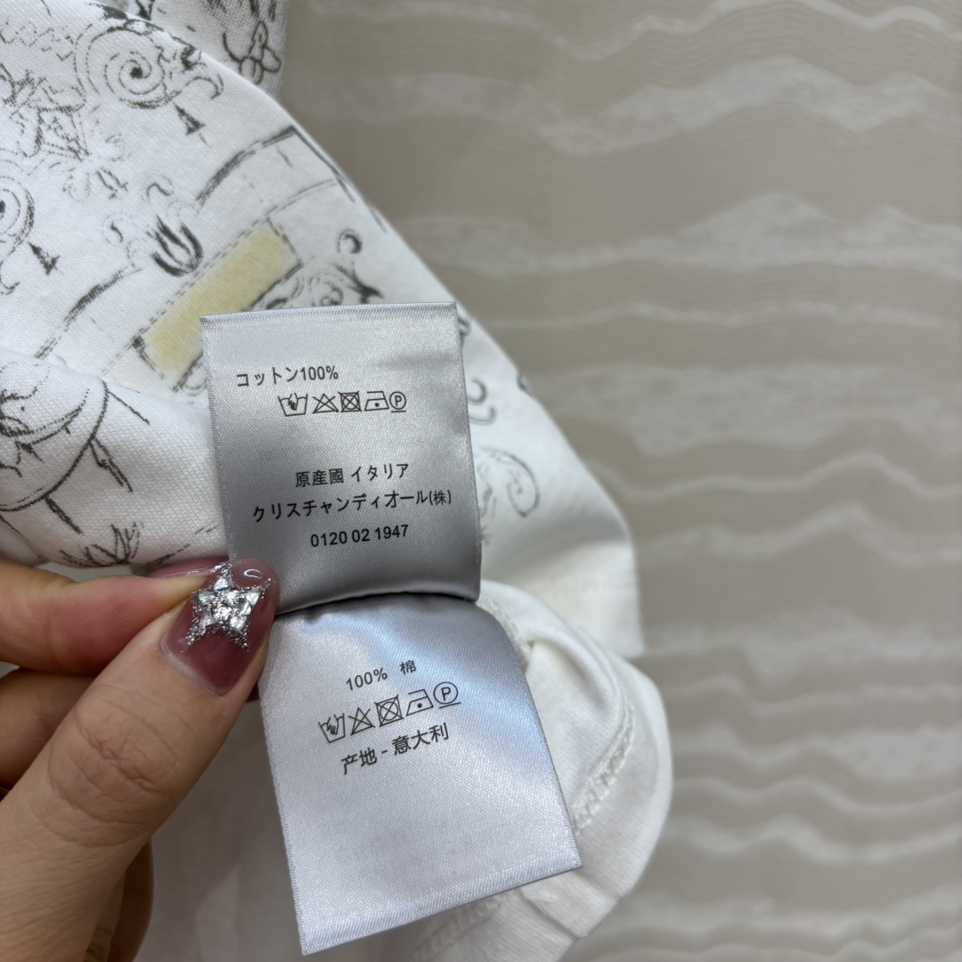 独家首发❤️原单品质，MissD早秋新品Winter系列，古堡花卉幸运星图案短袖T恤。进口纯棉面料质感超