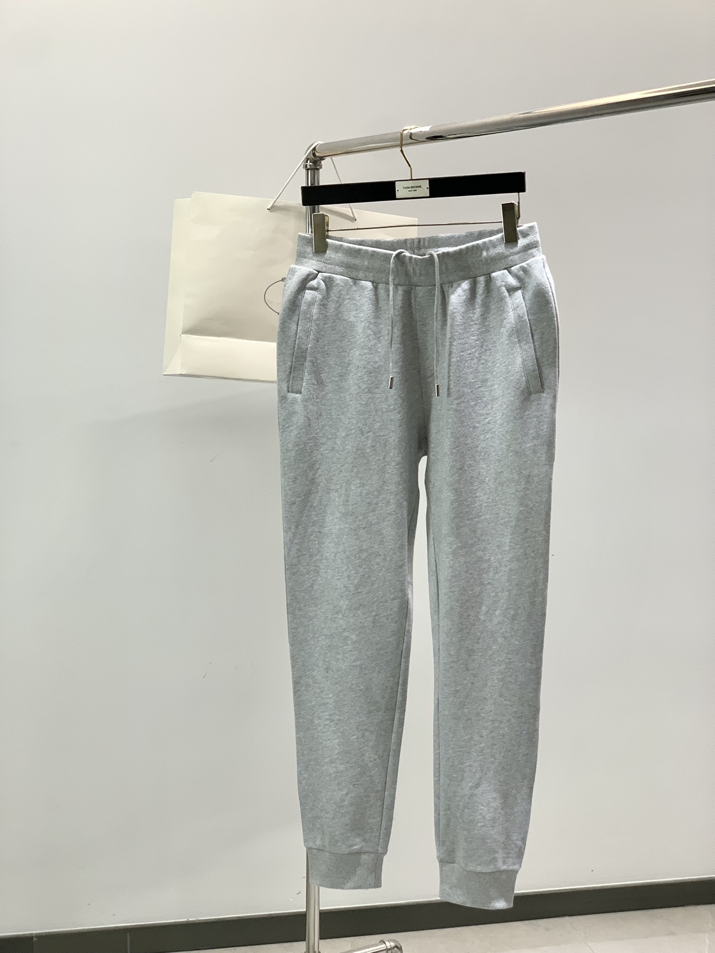 NO:599765,,PRADA Prada, the latest autumn products, available at counters simultaneously, fashionable casual pants, imported original fabrics, extremely complex workmanship, the only channel that can be used as a purchasing agent, top-notch rubber printing process letter pattern logo, original hardware accessories decoration, extremely high-grade, comfortable and versatile, handsome and stylish upper body, 3 colors recommended, size S-XL,, prada, prada, alexander wang19860909,PRADA 普拉达,秋季最新品,专柜同步有售,时尚休闲裤,进口原版面料,做工极为复杂,唯一可以做代购级别的渠道狠货,顶级印胶工艺字母图案logo,原版五金辅料装饰,档次极高,舒适百搭,上身帅气有型,3色推荐,码数S-XL,,prada,prada,alexander wang,Men's clothing