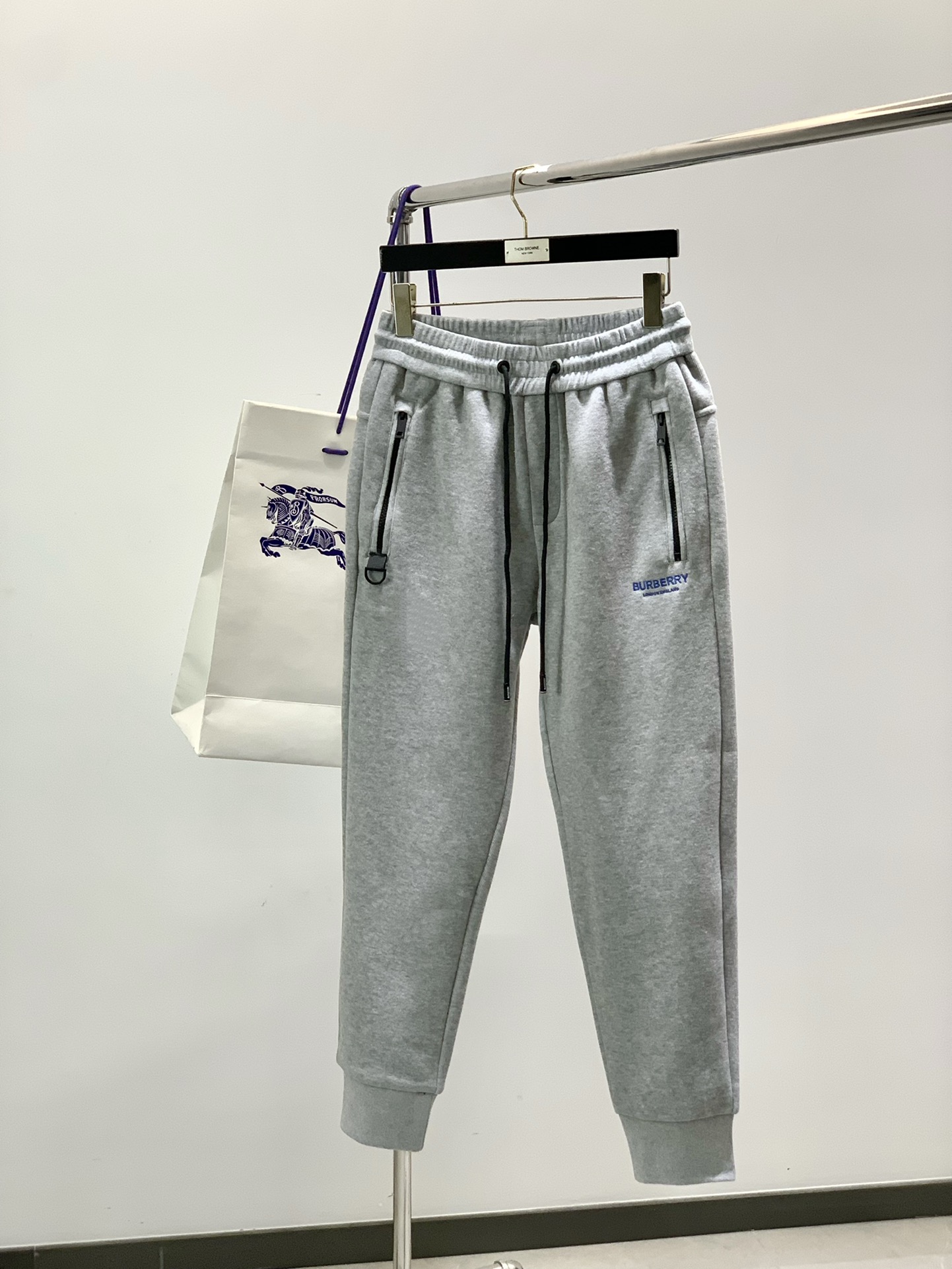 NO:599759,, Burberry, the latest winter products, available at counters simultaneously, original goods, fashionable casual velvet trousers, imported original fabrics, comfortable and breathable upper body, top embroidery crafts letter pattern logo, original hardware accessories decoration, extremely high grade, comfortable and versatile, handsome upper body, 3 colors recommended, size M-3XL,, burberry, burberry, alexander wang19860909,Burberry 巴宝莉,冬季最新品,专柜同步有售,原单狠货,时尚休闲绒长裤,进口原版面料,上身舒适透气,顶级刺绣工艺字母图案logo,原版五金辅料装饰,档次极高,舒适百搭,上身帅气十足,3色推荐,码数M-3XL,,burberry,burberry,alexander wang,Men's clothing