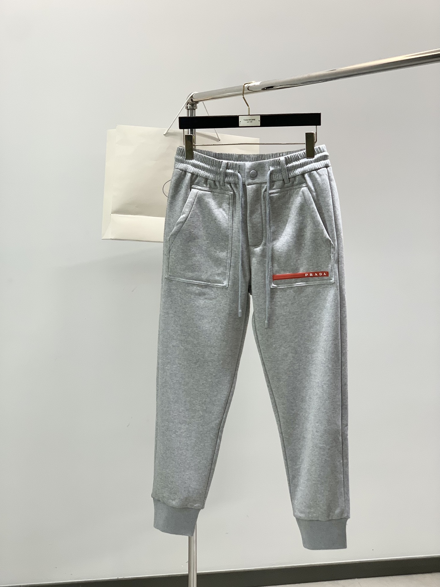 NO:599762,, PRADA Prada, the latest winter products, available at counters simultaneously, fashionable casual velvet trousers, imported original fabrics, extremely complex workmanship, the only channel that can be used as a purchasing agent, top-notch printing technology letter pattern logo, original hardware accessories decoration, extremely high-grade, comfortable and versatile, handsome and stylish upper body, 3 colors recommended, size M-3XL,, prada, prada, alexander wang19860909,PRADA 普拉达,冬季最新品,专柜同步有售,时尚休闲绒长裤,进口原版面料,做工极为复杂,唯一可以做代购级别的渠道狠货,顶级印胶工艺字母图案logo,原版五金辅料装饰,档次极高,舒适百搭,上身帅气有型,3色推荐,码数M-3XL,,prada,prada,alexander wang,Men's clothing