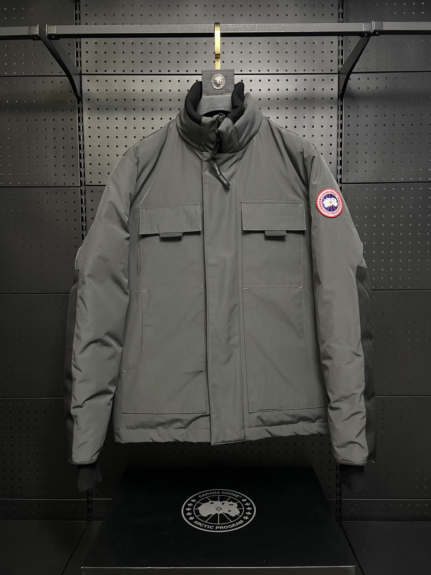 forester 男款新款 黑色24款 canada goose(加拿大•鹅) 男款 xs-xxl市面最高版本!🔥 单品秋冬硬货推荐# 代工厂出品 canada goose # 加拿大品牌canada goose一直是被公认为最保暖的羽绒服,各种明星的冬天的街拍里也时常可以看见它的存在.每年都有做canada goose,却依旧无法摆脱对的喜爱,再寒冷的多天都不需要怕!因为有 今年一如既往给大家出狠货,备大货,相信市场已经有点烂大街的节奏了,但我们不怕.好的东西才有竟争力,而不是来对比价格!没有人傻到一定报高价,把老客户往外送!短期看价格,长期求质量!如果你在乎的是品质,就请尊重它的价格!如果你想要的是便宜,请不要妄想有好品质!一分钱一分货,这就是市场规则!我们很真城看质量说话.它只为懂的那个你穿上!填充份:90国际标准鸭绒!我就不多说了,各卖各货!关于含绒量,大家可以用手感受下,好的羽绒是没有什么梗仔的,再一个有的顾客说衣服很轻,市场上的很重,对于我们内行人来,充点菲丝到衣服里面看起来又鼓又重.但我们不会这样做!🔥纯原保真!🔥过去几年一直合作的小伙伴都知道,那种大量批发的市场货,跟我们是没得比的,欢迎各位到砖柜看过了再来我家购买!是传说中最保暖的羽绒服,一只鹅加一件单衣打底足以抵抗零下二十度!号称北极户外运动必备品!全球爆热第一的羽绒服,各大明星争相抢购,人手必备! 货号:SHA