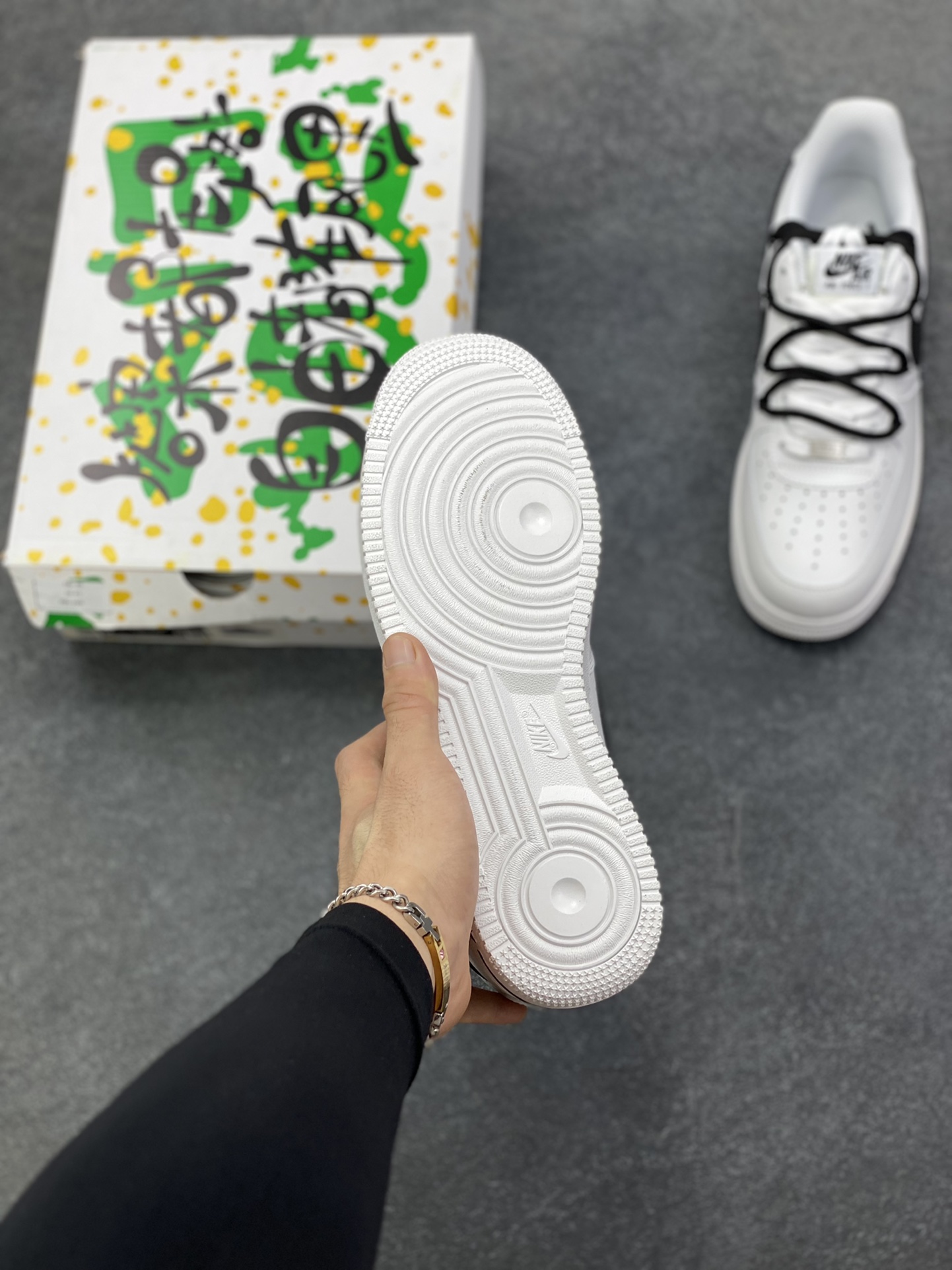 图片[5]-“高街”✨订制空军一号板鞋 该定制版球鞋选用原鞋款为Nike Air Force 1\’07空军一号低帮，这双 Nike Air Force 1的设计灵感,源自对经典的传承与街头文化的融合。经典黑白配色,致敬品牌经典,彰显简约时尚。 货号：CW2288-111 尺码：36 36.5 37.5 38 38.5 39 40 40.5 41 42 42.5 43 44 44.5 45-选品中心