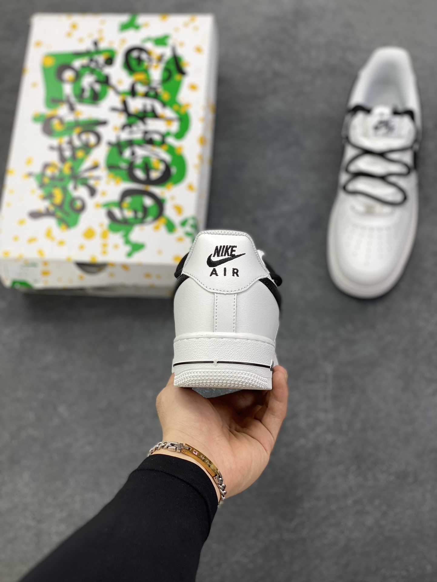 图片[4]-“高街”✨订制空军一号板鞋 该定制版球鞋选用原鞋款为Nike Air Force 1\’07空军一号低帮，这双 Nike Air Force 1的设计灵感,源自对经典的传承与街头文化的融合。经典黑白配色,致敬品牌经典,彰显简约时尚。 货号：CW2288-111 尺码：36 36.5 37.5 38 38.5 39 40 40.5 41 42 42.5 43 44 44.5 45-选品中心