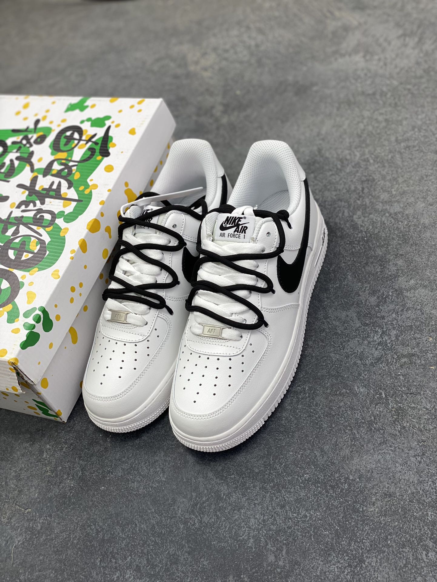 图片[8]-“高街”✨订制空军一号板鞋 该定制版球鞋选用原鞋款为Nike Air Force 1\’07空军一号低帮，这双 Nike Air Force 1的设计灵感,源自对经典的传承与街头文化的融合。经典黑白配色,致敬品牌经典,彰显简约时尚。 货号：CW2288-111 尺码：36 36.5 37.5 38 38.5 39 40 40.5 41 42 42.5 43 44 44.5 45-选品中心