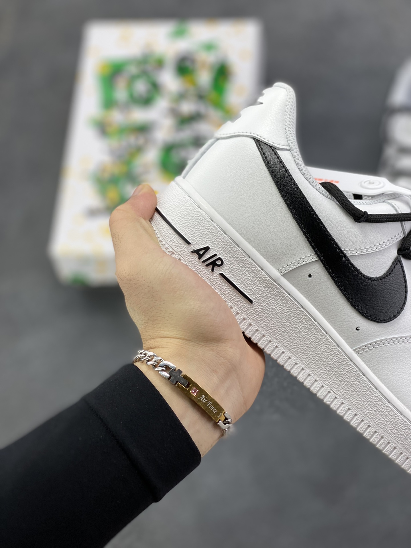 图片[6]-“高街”✨订制空军一号板鞋 该定制版球鞋选用原鞋款为Nike Air Force 1\’07空军一号低帮，这双 Nike Air Force 1的设计灵感,源自对经典的传承与街头文化的融合。经典黑白配色,致敬品牌经典,彰显简约时尚。 货号：CW2288-111 尺码：36 36.5 37.5 38 38.5 39 40 40.5 41 42 42.5 43 44 44.5 45-选品中心