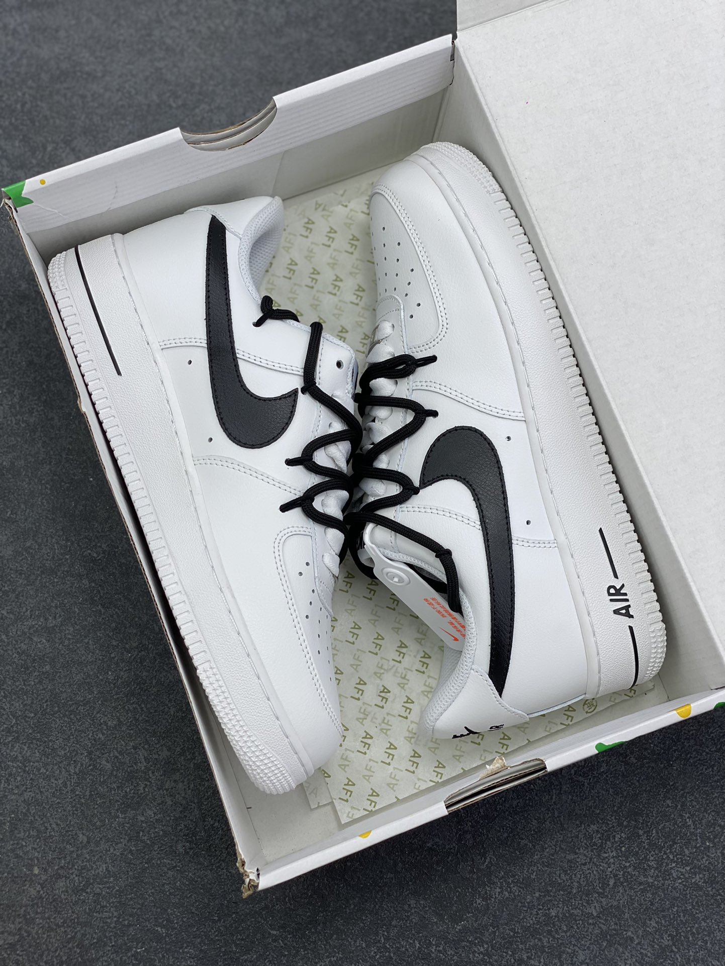 图片[9]-“高街”✨订制空军一号板鞋 该定制版球鞋选用原鞋款为Nike Air Force 1\’07空军一号低帮，这双 Nike Air Force 1的设计灵感,源自对经典的传承与街头文化的融合。经典黑白配色,致敬品牌经典,彰显简约时尚。 货号：CW2288-111 尺码：36 36.5 37.5 38 38.5 39 40 40.5 41 42 42.5 43 44 44.5 45-选品中心