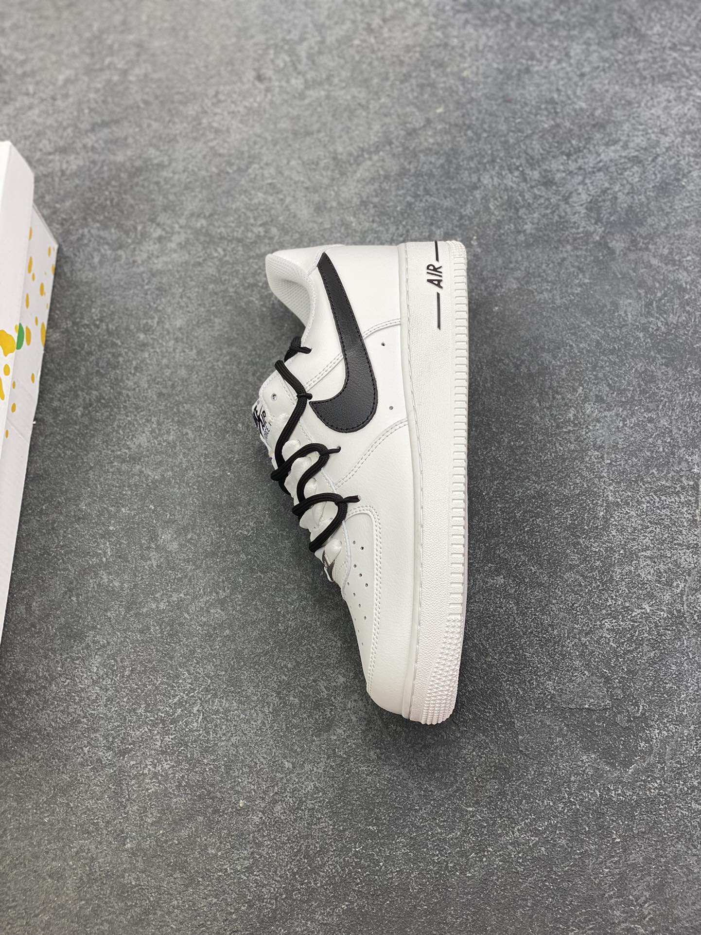 图片[7]-“高街”✨订制空军一号板鞋 该定制版球鞋选用原鞋款为Nike Air Force 1\’07空军一号低帮，这双 Nike Air Force 1的设计灵感,源自对经典的传承与街头文化的融合。经典黑白配色,致敬品牌经典,彰显简约时尚。 货号：CW2288-111 尺码：36 36.5 37.5 38 38.5 39 40 40.5 41 42 42.5 43 44 44.5 45-选品中心