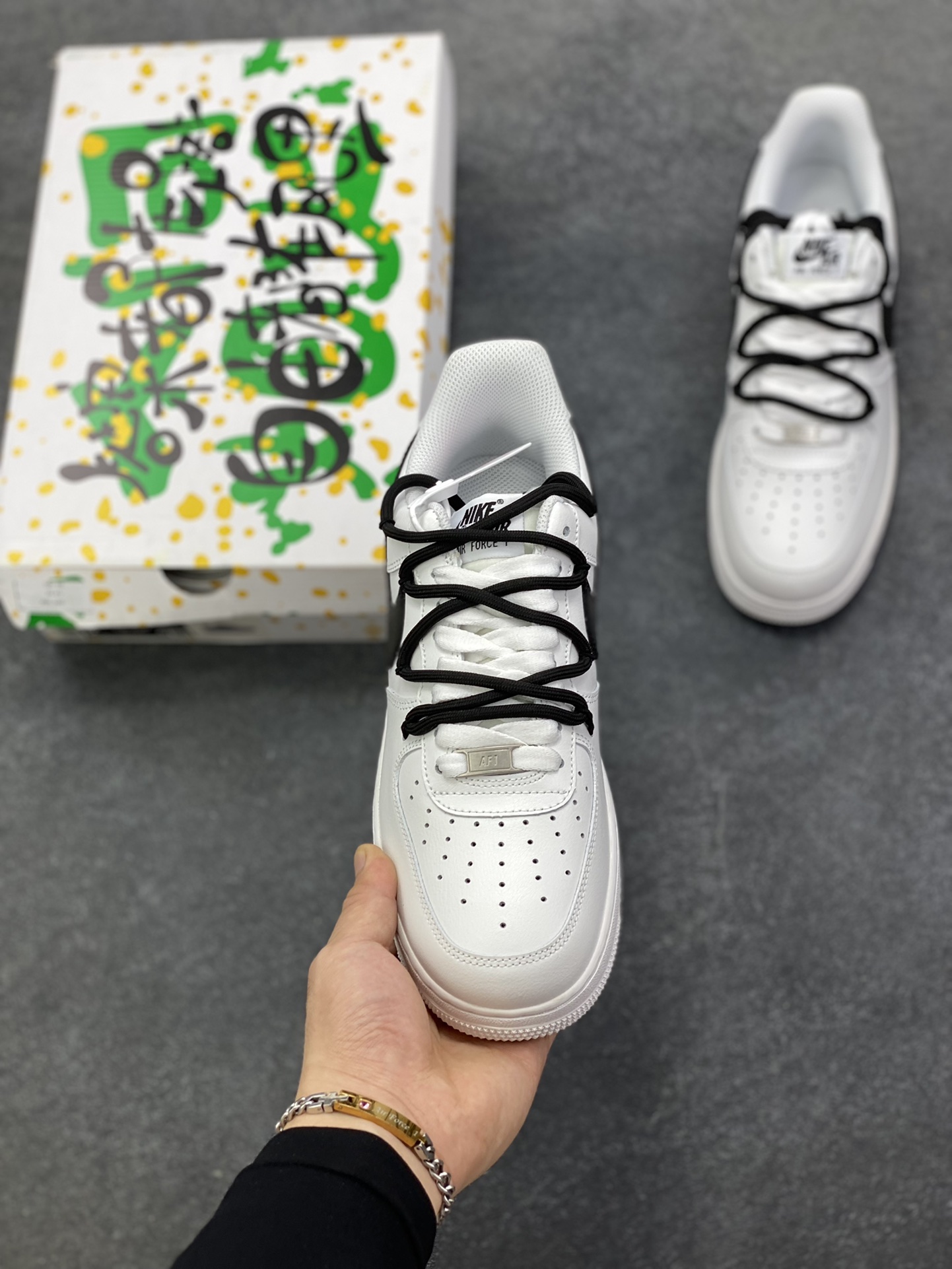 图片[2]-“高街”✨订制空军一号板鞋 该定制版球鞋选用原鞋款为Nike Air Force 1\’07空军一号低帮，这双 Nike Air Force 1的设计灵感,源自对经典的传承与街头文化的融合。经典黑白配色,致敬品牌经典,彰显简约时尚。 货号：CW2288-111 尺码：36 36.5 37.5 38 38.5 39 40 40.5 41 42 42.5 43 44 44.5 45-选品中心
