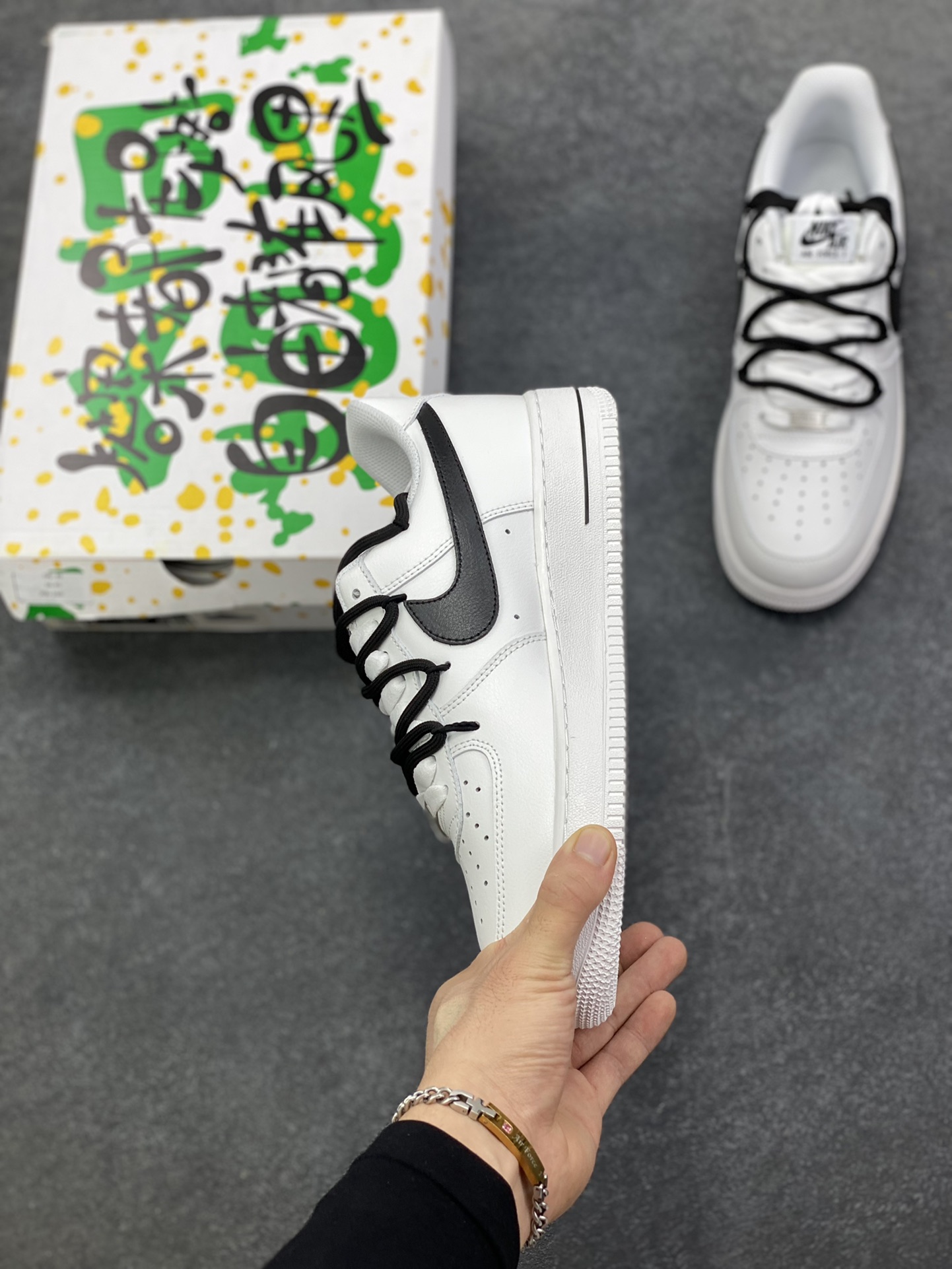 图片[3]-“高街”✨订制空军一号板鞋 该定制版球鞋选用原鞋款为Nike Air Force 1\’07空军一号低帮，这双 Nike Air Force 1的设计灵感,源自对经典的传承与街头文化的融合。经典黑白配色,致敬品牌经典,彰显简约时尚。 货号：CW2288-111 尺码：36 36.5 37.5 38 38.5 39 40 40.5 41 42 42.5 43 44 44.5 45-选品中心