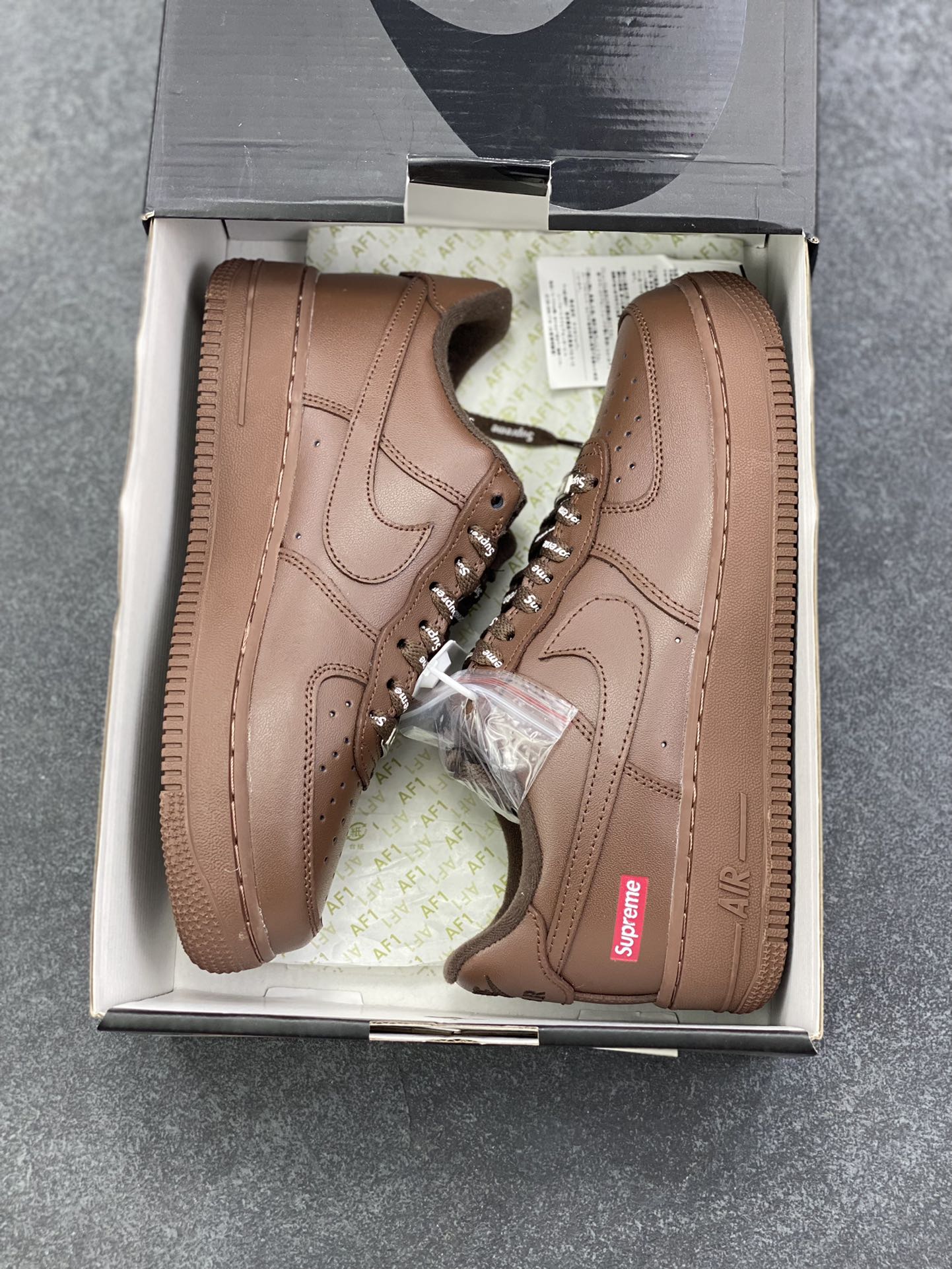 图片[9]-超级福利🎉 福利特价  Nike Air Force 1 Low Supreme联名 空军一号低帮运动休闲板鞋 原楦头原纸板 打造纯正空军版型 专注外贸渠道 全掌内置蜂窝气垫 原盒配件 原厂中底钢印、拉帮完美 货号：CU9225-200 尺码：36 36.5 37.5 38 38.5 39 40 40.5 41 42 42.5 43 44 44.5 45-选品中心