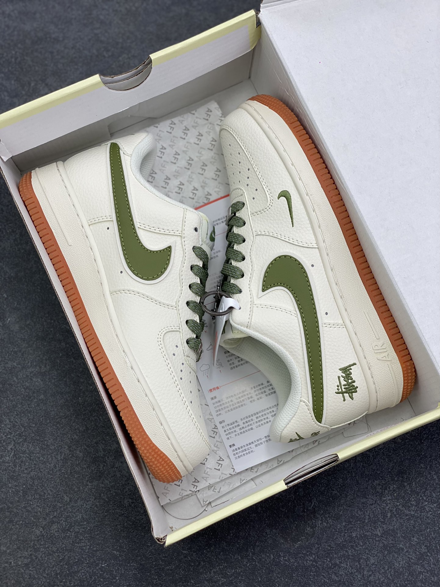 图片[9]-NIke Air Force 1 \’07 Low “斯图西联名——草绿生胶底”空军一号 低帮 运动鞋 休闲鞋 折边针车 工艺难度大 原楦头原纸板 原装鞋盒 定制五金配件 内置全掌气垫 原厂鞋底 货号：XX3168-127 尺码：36 36.5 37.5 38 38.5 39 40 40.5 41 42 42.5 43 44 44.5 45-选品中心