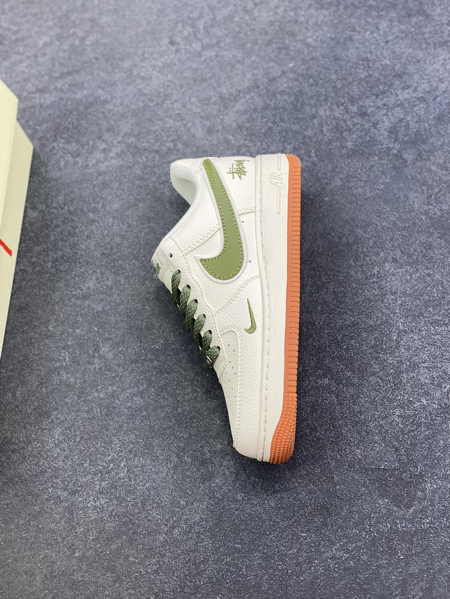图片[7]-NIke Air Force 1 \’07 Low “斯图西联名——草绿生胶底”空军一号 低帮 运动鞋 休闲鞋 折边针车 工艺难度大 原楦头原纸板 原装鞋盒 定制五金配件 内置全掌气垫 原厂鞋底 货号：XX3168-127 尺码：36 36.5 37.5 38 38.5 39 40 40.5 41 42 42.5 43 44 44.5 45-选品中心