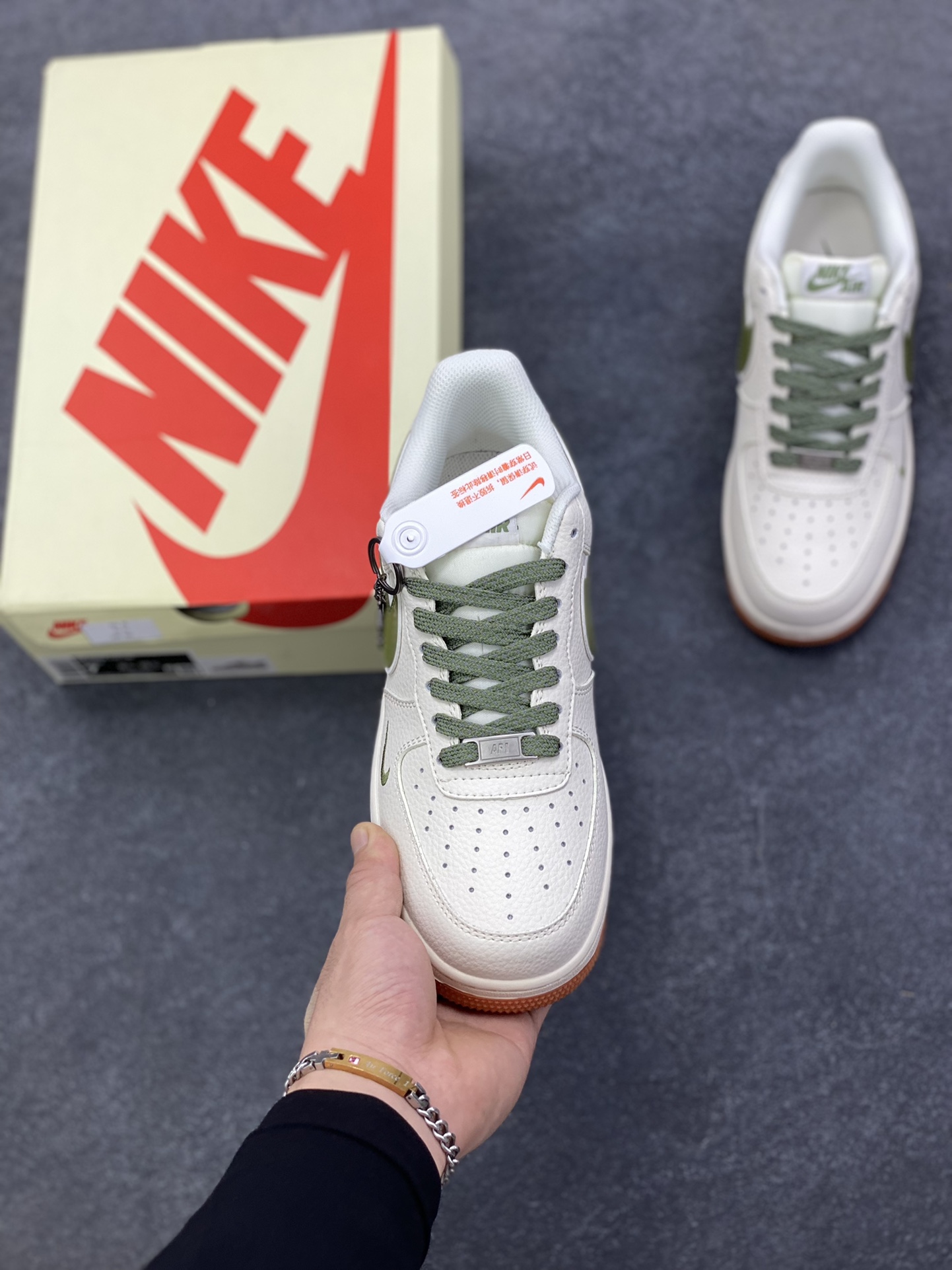 图片[2]-NIke Air Force 1 \’07 Low “斯图西联名——草绿生胶底”空军一号 低帮 运动鞋 休闲鞋 折边针车 工艺难度大 原楦头原纸板 原装鞋盒 定制五金配件 内置全掌气垫 原厂鞋底 货号：XX3168-127 尺码：36 36.5 37.5 38 38.5 39 40 40.5 41 42 42.5 43 44 44.5 45-选品中心