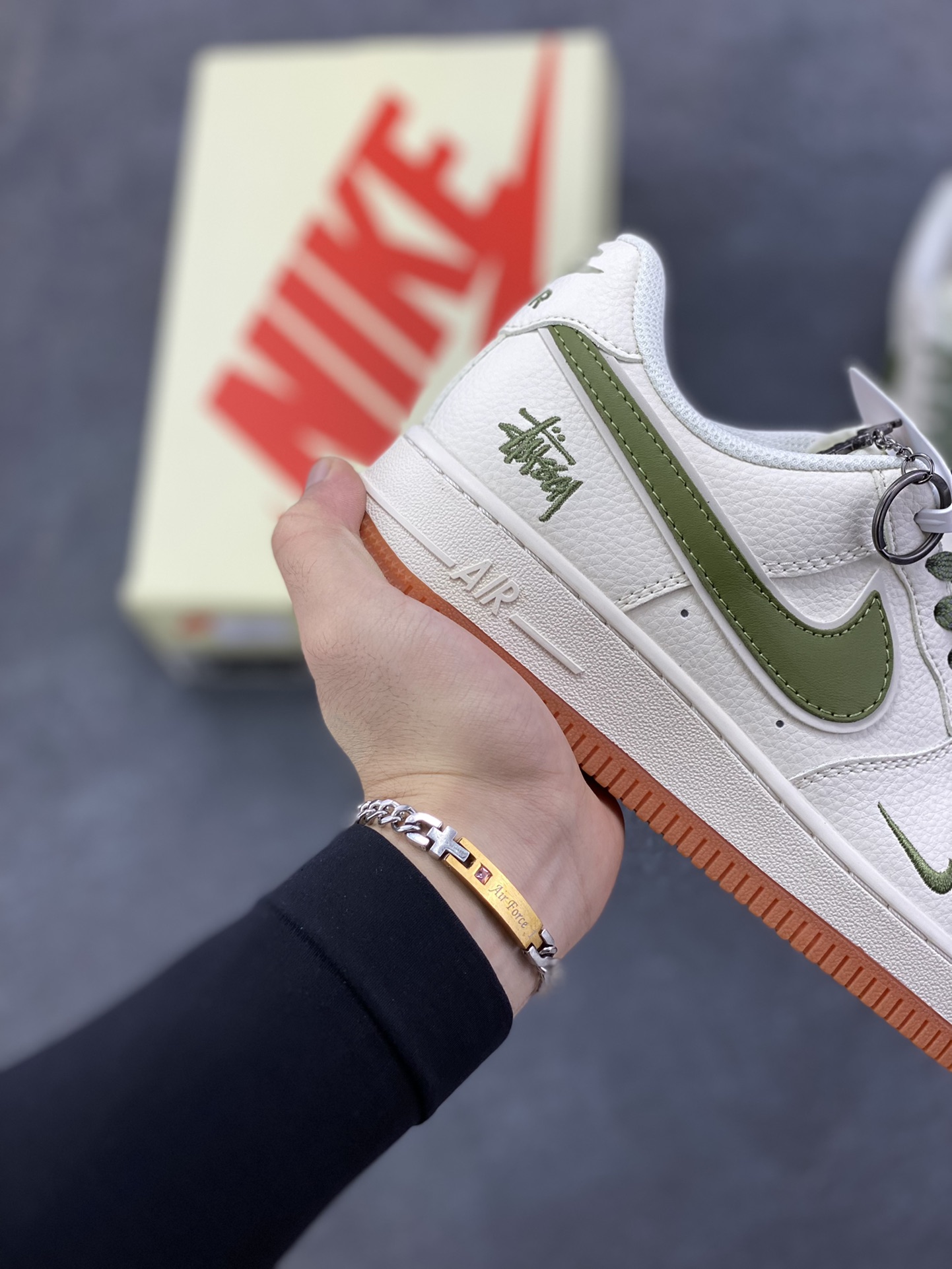 图片[6]-NIke Air Force 1 \’07 Low “斯图西联名——草绿生胶底”空军一号 低帮 运动鞋 休闲鞋 折边针车 工艺难度大 原楦头原纸板 原装鞋盒 定制五金配件 内置全掌气垫 原厂鞋底 货号：XX3168-127 尺码：36 36.5 37.5 38 38.5 39 40 40.5 41 42 42.5 43 44 44.5 45-选品中心