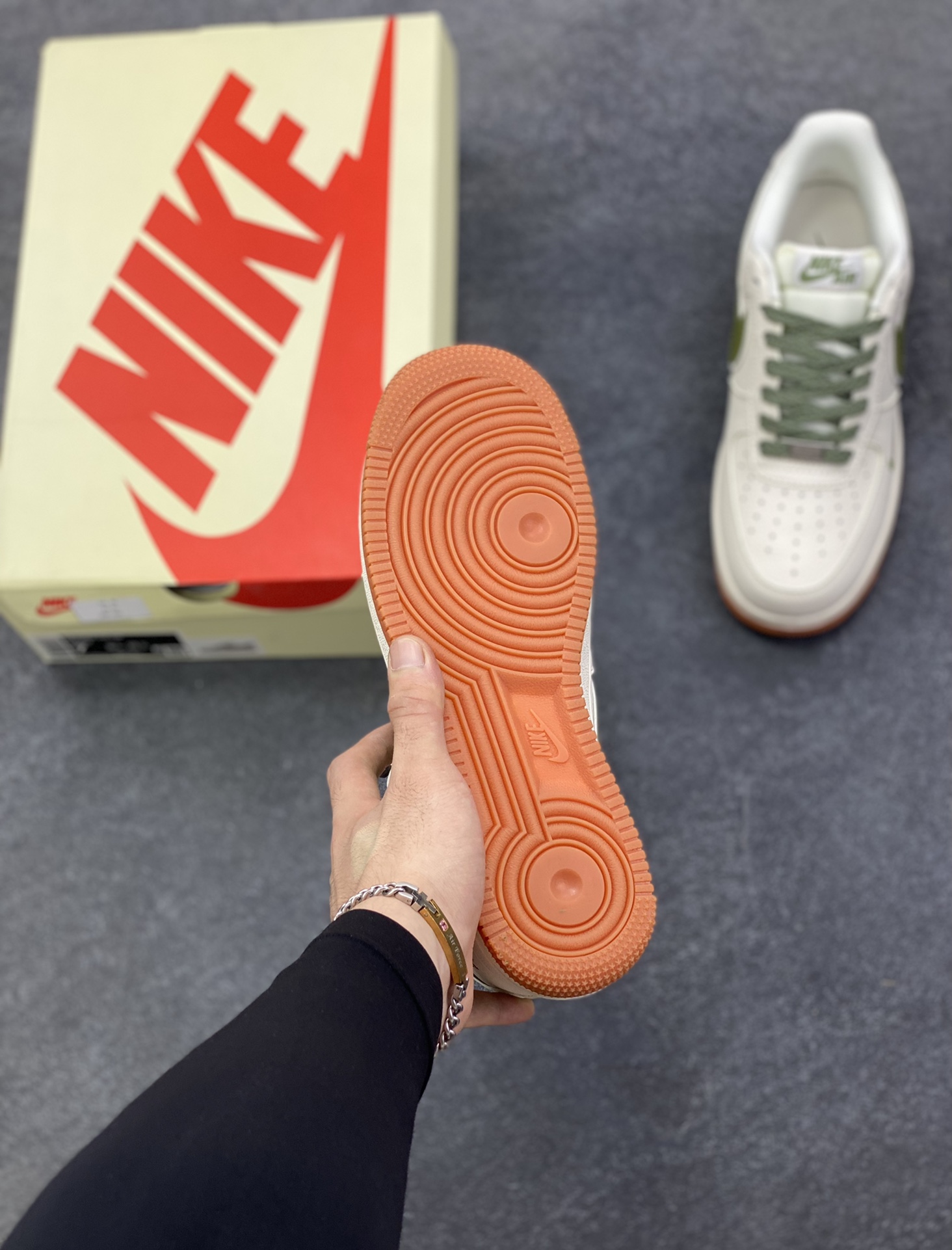 图片[5]-NIke Air Force 1 \’07 Low “斯图西联名——草绿生胶底”空军一号 低帮 运动鞋 休闲鞋 折边针车 工艺难度大 原楦头原纸板 原装鞋盒 定制五金配件 内置全掌气垫 原厂鞋底 货号：XX3168-127 尺码：36 36.5 37.5 38 38.5 39 40 40.5 41 42 42.5 43 44 44.5 45-选品中心