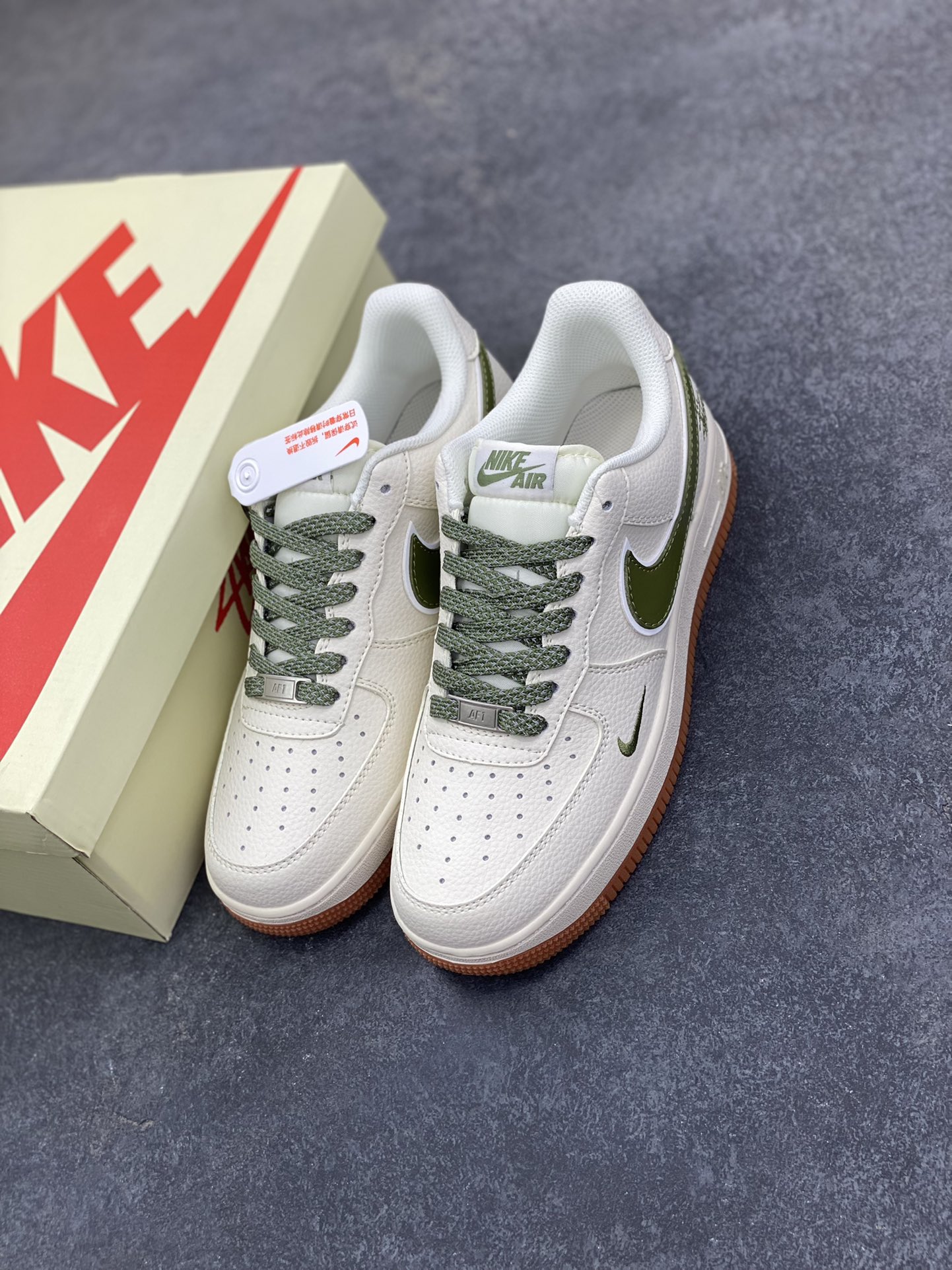 图片[8]-NIke Air Force 1 \’07 Low “斯图西联名——草绿生胶底”空军一号 低帮 运动鞋 休闲鞋 折边针车 工艺难度大 原楦头原纸板 原装鞋盒 定制五金配件 内置全掌气垫 原厂鞋底 货号：XX3168-127 尺码：36 36.5 37.5 38 38.5 39 40 40.5 41 42 42.5 43 44 44.5 45-选品中心