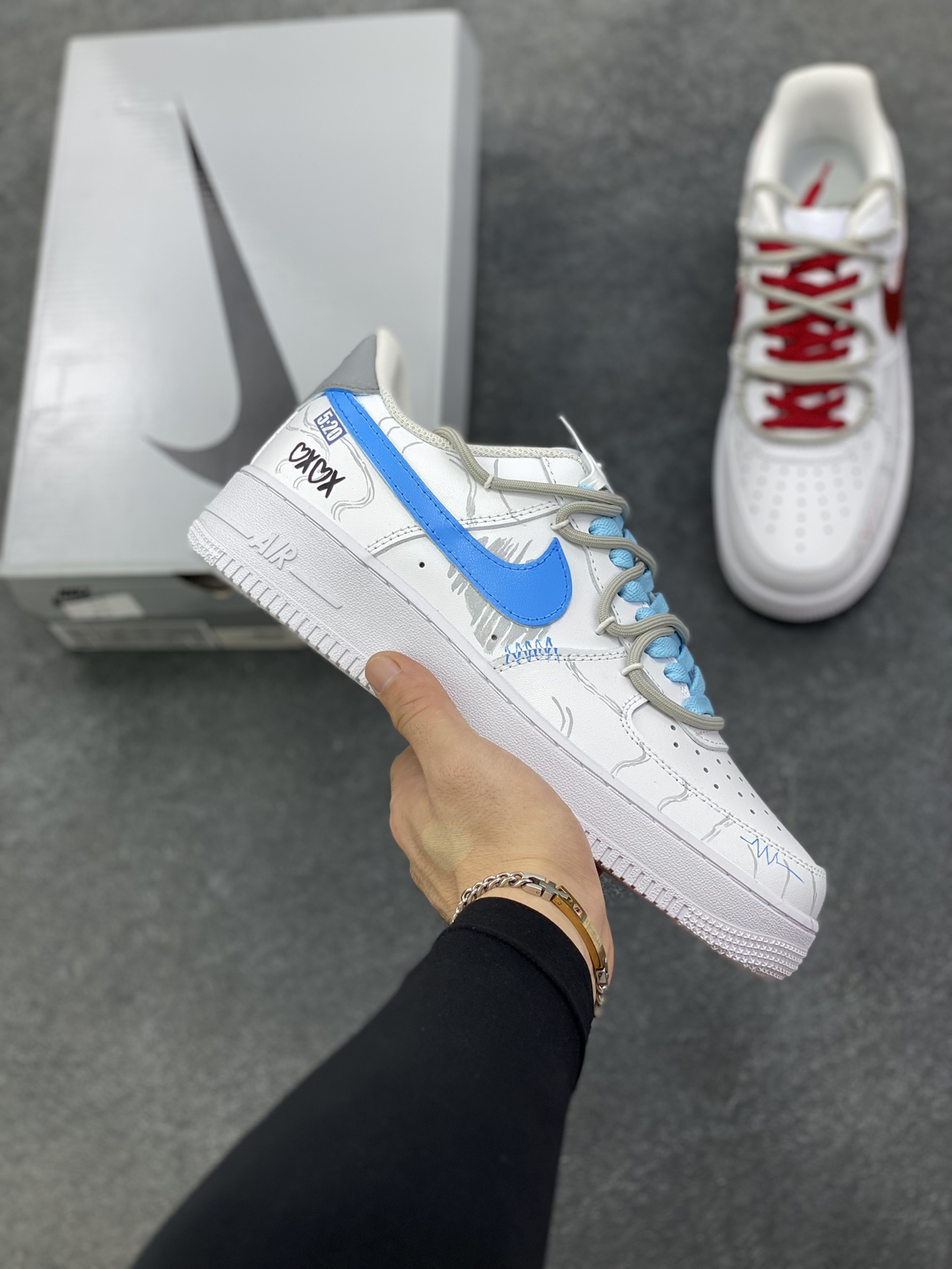 【定制球鞋】Nike Air Force 1 红蓝比翼 情侣款 鸳鸯配色 涂鸦手绘 经典潮流 复古解构 低帮 板鞋 男款 白蓝红工艺难度大 原楦头原纸板 原装鞋盒 定制五金配件 内置全掌气垫 原厂鞋底 货号：CW2288-111 尺码：36 36.5 37.5 38 38.5 39 40 40.5 41 42 42.5 43 44 44.5 45-选品中心