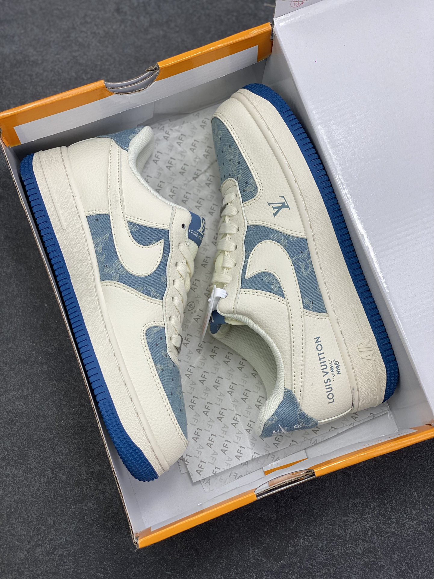 图片[9]-高端定制Nike Air Force 1 \’07 Low “LV联名—— 白蓝帆布” 高端定制 低帮休闲板鞋 定制鞋盒 大厂纯原品质出货 超高清洁度 皮料切割干净无任何毛边 细节完美 货号：XD2588-606 尺码：36 36.5 37.5 38 38.5 39 40 40.5 41 42 42.5 43 44 44.5 45-选品中心