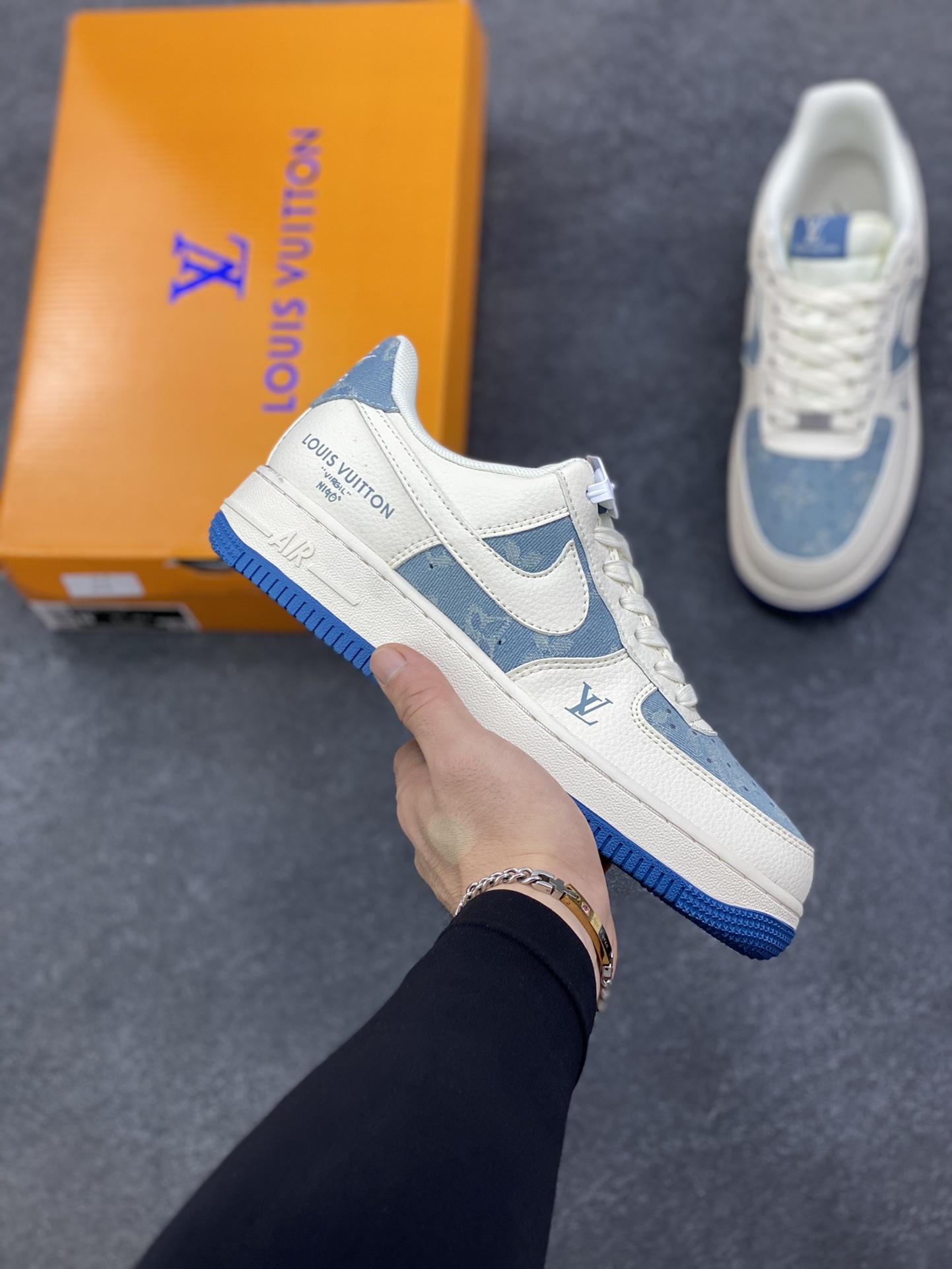 高端定制Nike Air Force 1 \’07 Low “LV联名—— 白蓝帆布” 高端定制 低帮休闲板鞋 定制鞋盒 大厂纯原品质出货 超高清洁度 皮料切割干净无任何毛边 细节完美 货号：XD2588-606 尺码：36 36.5 37.5 38 38.5 39 40 40.5 41 42 42.5 43 44 44.5 45-选品中心