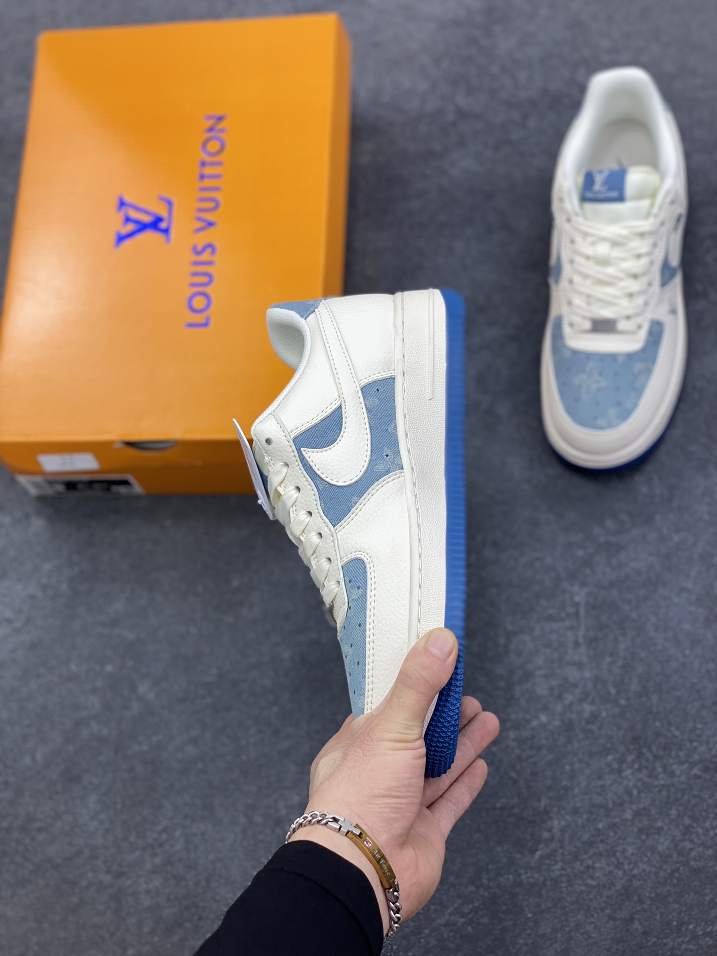 图片[3]-高端定制Nike Air Force 1 \’07 Low “LV联名—— 白蓝帆布” 高端定制 低帮休闲板鞋 定制鞋盒 大厂纯原品质出货 超高清洁度 皮料切割干净无任何毛边 细节完美 货号：XD2588-606 尺码：36 36.5 37.5 38 38.5 39 40 40.5 41 42 42.5 43 44 44.5 45-选品中心