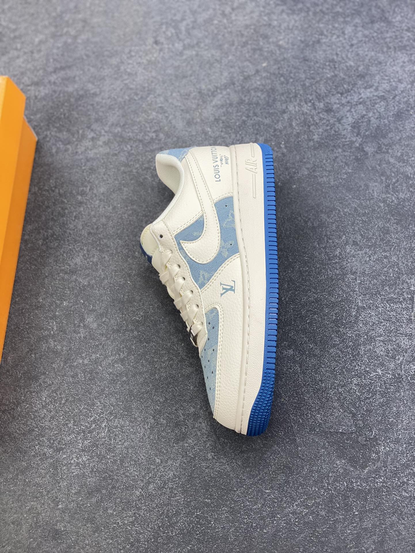 图片[7]-高端定制Nike Air Force 1 \’07 Low “LV联名—— 白蓝帆布” 高端定制 低帮休闲板鞋 定制鞋盒 大厂纯原品质出货 超高清洁度 皮料切割干净无任何毛边 细节完美 货号：XD2588-606 尺码：36 36.5 37.5 38 38.5 39 40 40.5 41 42 42.5 43 44 44.5 45-选品中心