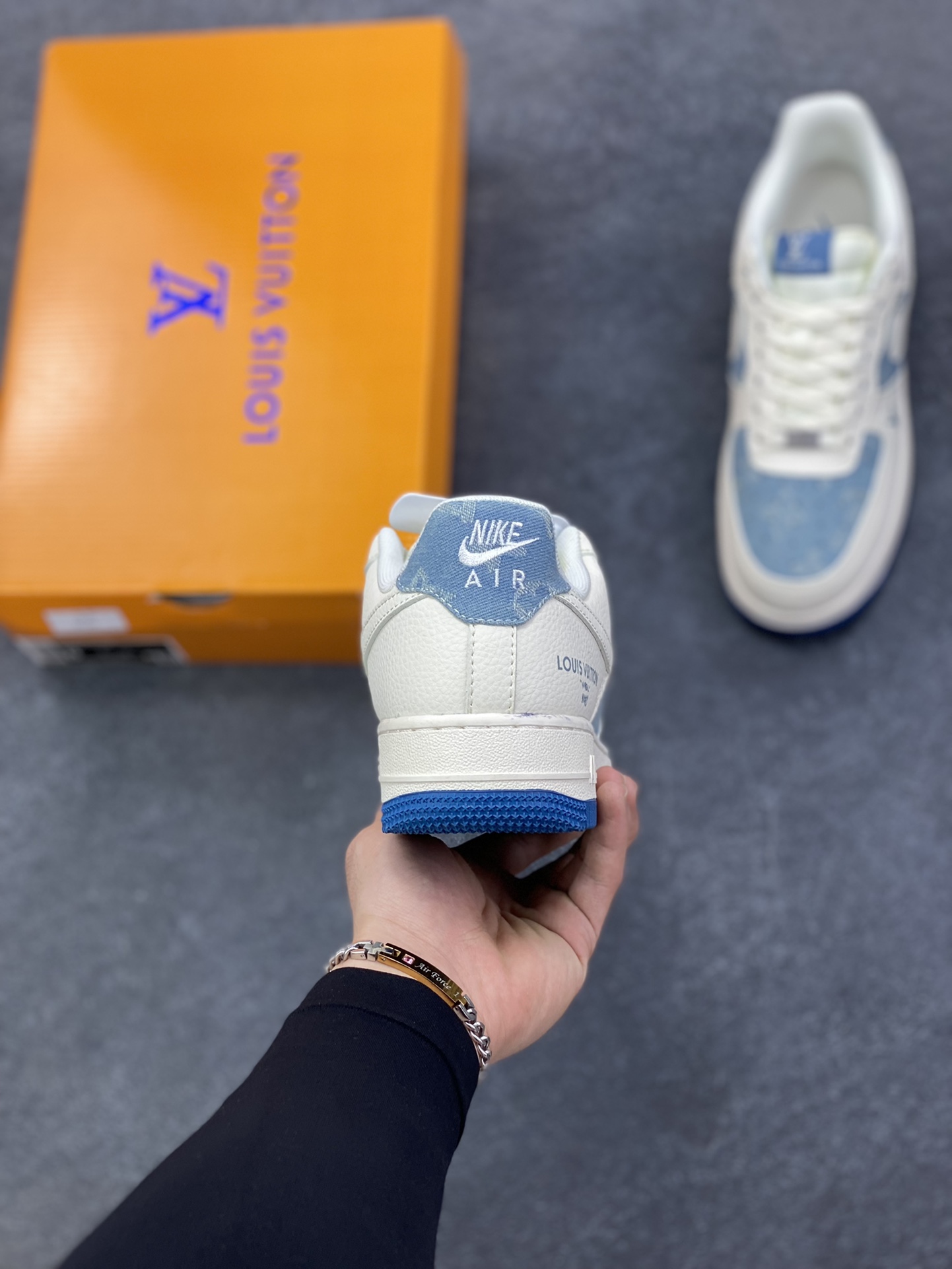 图片[4]-高端定制Nike Air Force 1 \’07 Low “LV联名—— 白蓝帆布” 高端定制 低帮休闲板鞋 定制鞋盒 大厂纯原品质出货 超高清洁度 皮料切割干净无任何毛边 细节完美 货号：XD2588-606 尺码：36 36.5 37.5 38 38.5 39 40 40.5 41 42 42.5 43 44 44.5 45-选品中心