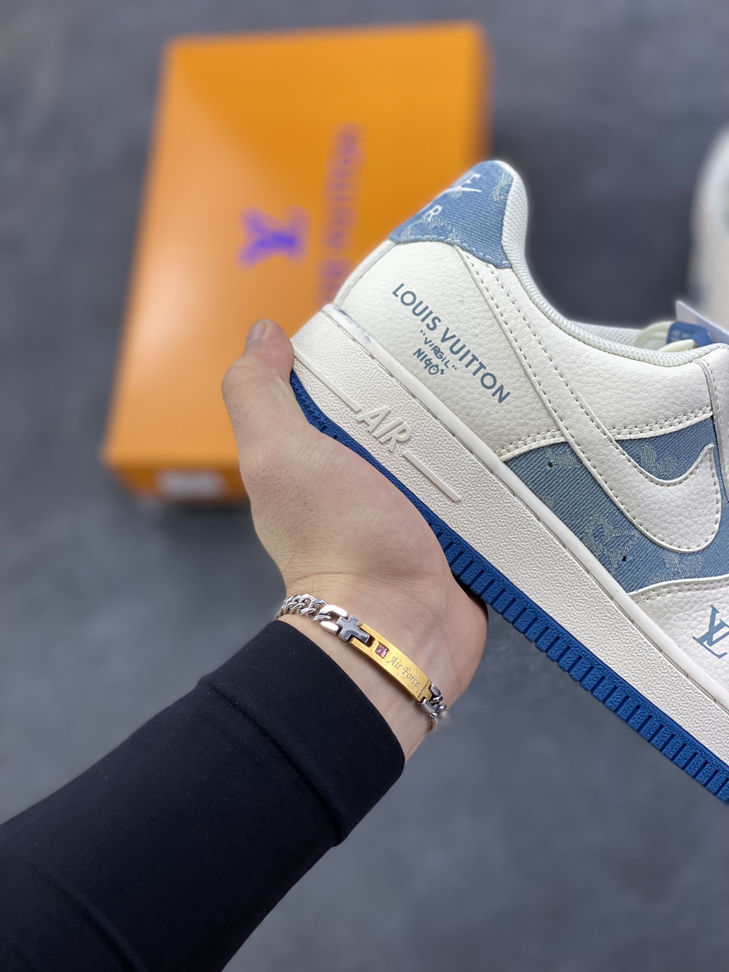 图片[6]-高端定制Nike Air Force 1 \’07 Low “LV联名—— 白蓝帆布” 高端定制 低帮休闲板鞋 定制鞋盒 大厂纯原品质出货 超高清洁度 皮料切割干净无任何毛边 细节完美 货号：XD2588-606 尺码：36 36.5 37.5 38 38.5 39 40 40.5 41 42 42.5 43 44 44.5 45-选品中心