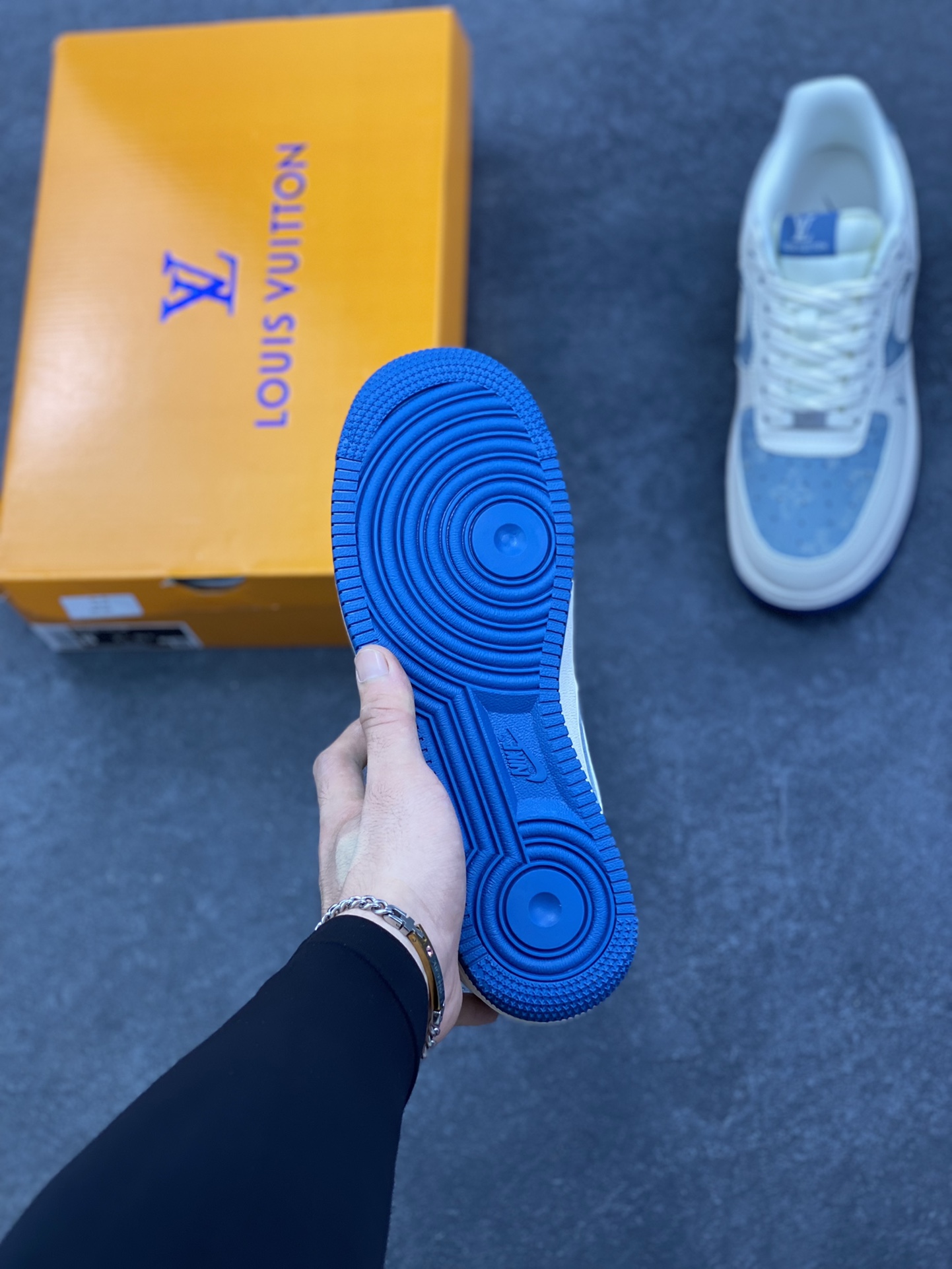 图片[5]-高端定制Nike Air Force 1 \’07 Low “LV联名—— 白蓝帆布” 高端定制 低帮休闲板鞋 定制鞋盒 大厂纯原品质出货 超高清洁度 皮料切割干净无任何毛边 细节完美 货号：XD2588-606 尺码：36 36.5 37.5 38 38.5 39 40 40.5 41 42 42.5 43 44 44.5 45-选品中心