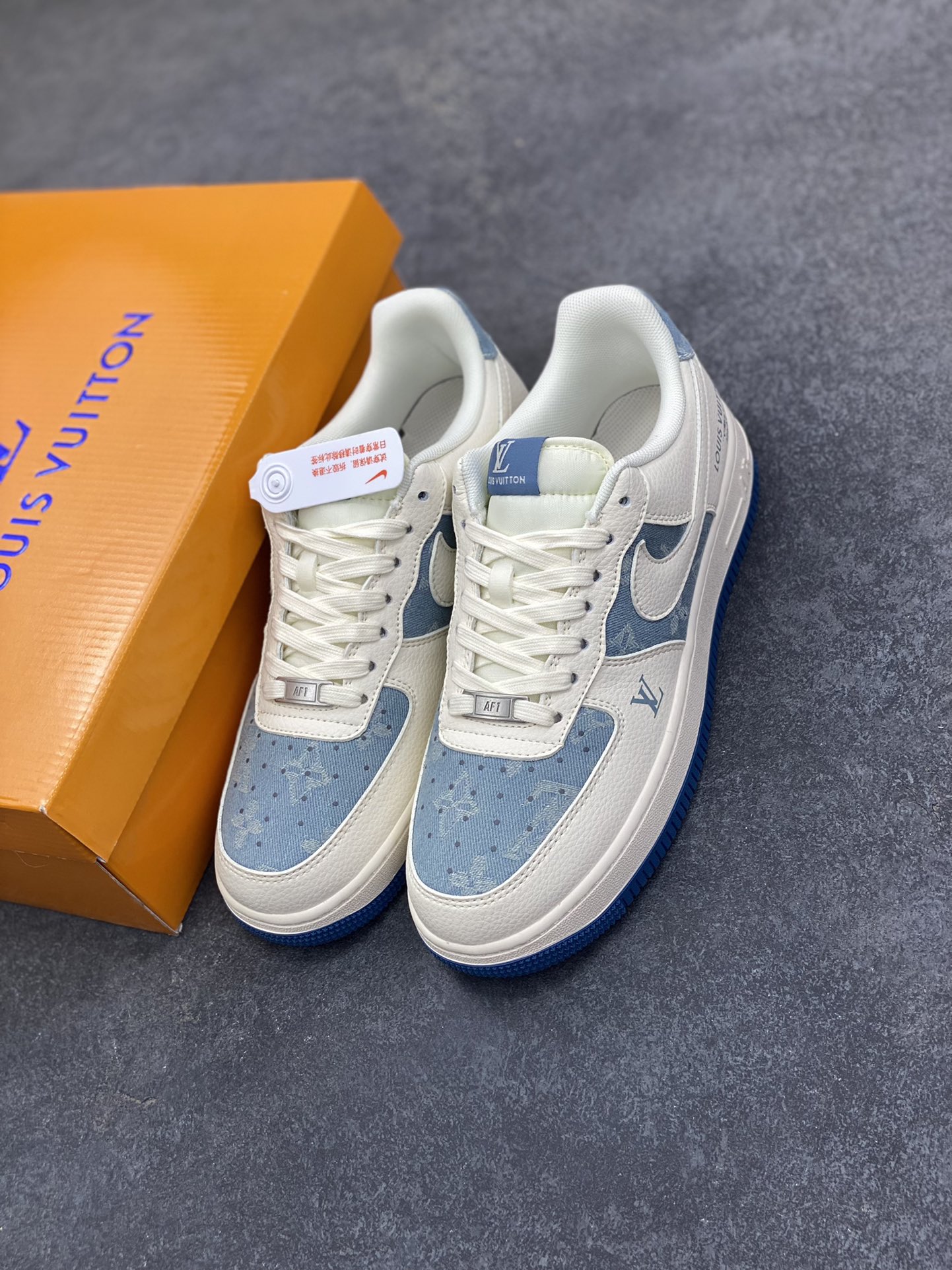 图片[8]-高端定制Nike Air Force 1 \’07 Low “LV联名—— 白蓝帆布” 高端定制 低帮休闲板鞋 定制鞋盒 大厂纯原品质出货 超高清洁度 皮料切割干净无任何毛边 细节完美 货号：XD2588-606 尺码：36 36.5 37.5 38 38.5 39 40 40.5 41 42 42.5 43 44 44.5 45-选品中心