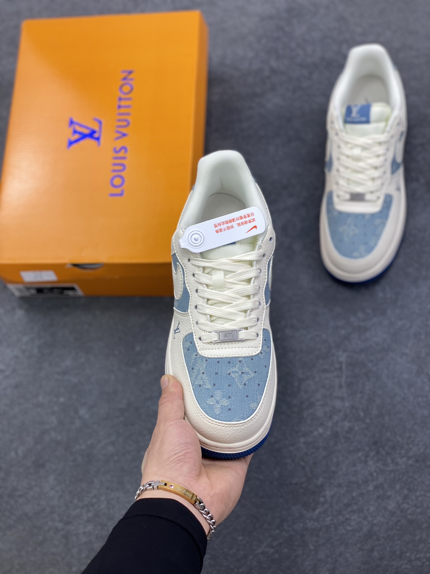 图片[2]-高端定制Nike Air Force 1 \’07 Low “LV联名—— 白蓝帆布” 高端定制 低帮休闲板鞋 定制鞋盒 大厂纯原品质出货 超高清洁度 皮料切割干净无任何毛边 细节完美 货号：XD2588-606 尺码：36 36.5 37.5 38 38.5 39 40 40.5 41 42 42.5 43 44 44.5 45-选品中心