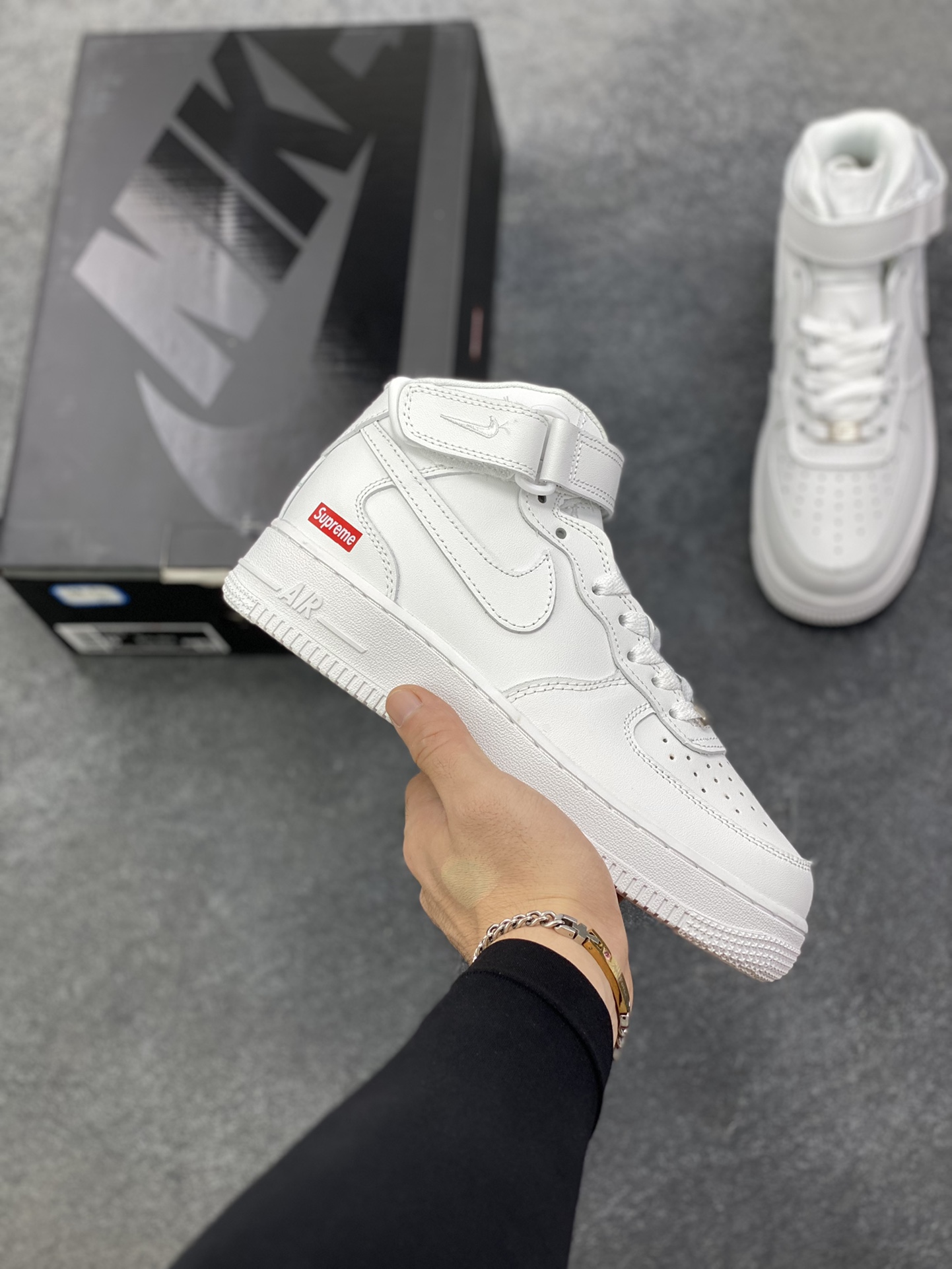 超级福利🎉 福利特价  Nike Air Force 1 Low Supreme联名 空军一号运动休闲板鞋 原楦头原纸板 打造纯正空军版型 专注外贸渠道 全掌内置蜂窝气垫 原盒配件 原厂中底钢印、拉帮完美 货号：FZ8784-100 尺码：36 36.5 37.5 38 38.5 39 40 40.5 41 42 42.5 43 44 44.5 45-选品中心