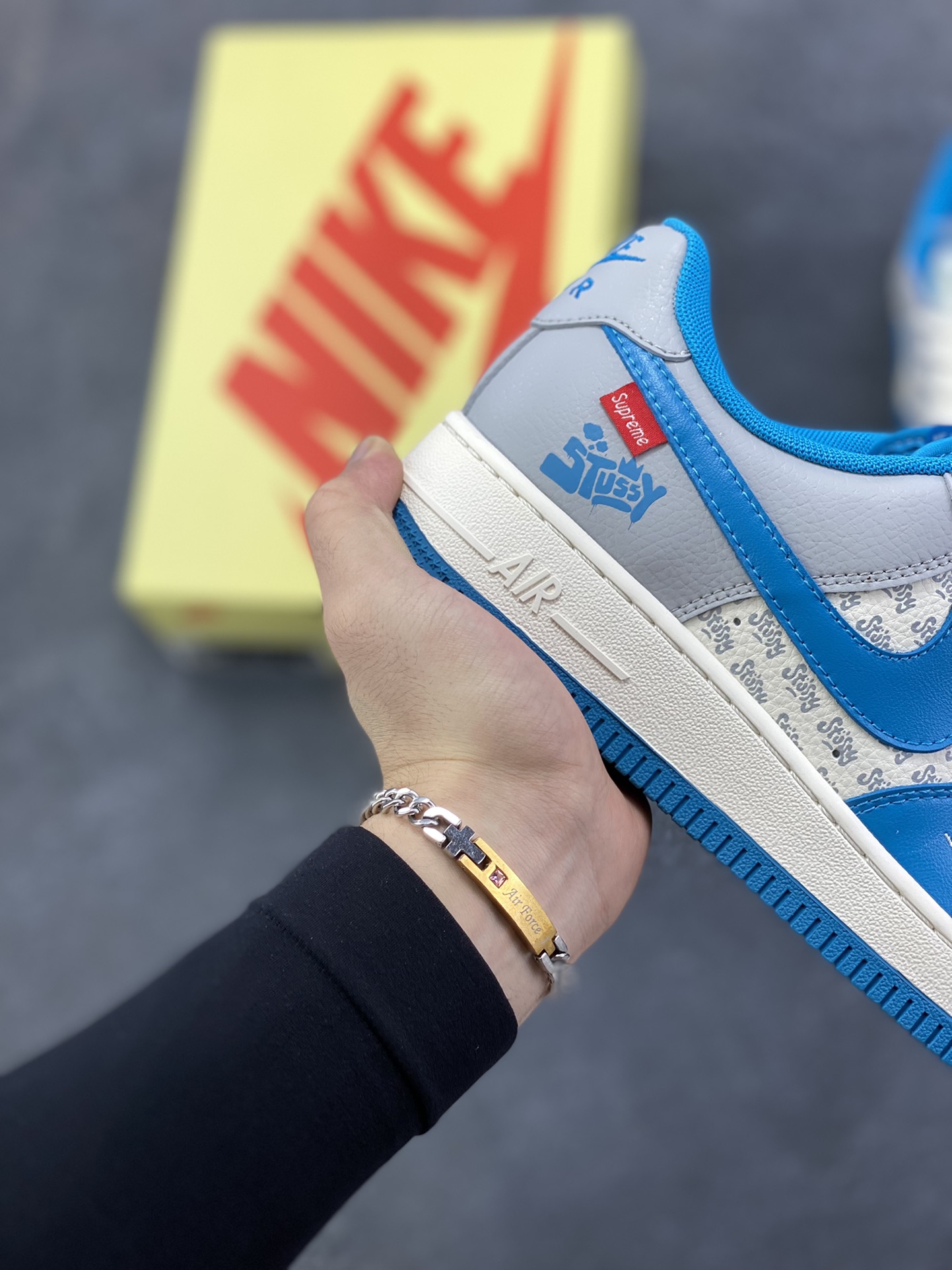 图片[6]-高端定制Nike Air Force 1 \’07 Low “斯图西联名—— 奶白蓝灰” 高端定制 低帮休闲板鞋 定制鞋盒 大厂纯原品质出货 超高清洁度 皮料切割干净无任何毛边 细节完美 货号：XD2588-607 尺码：36 36.5 37.5 38 38.5 39 40 40.5 41 42 42.5 43 44 44.5 45-选品中心