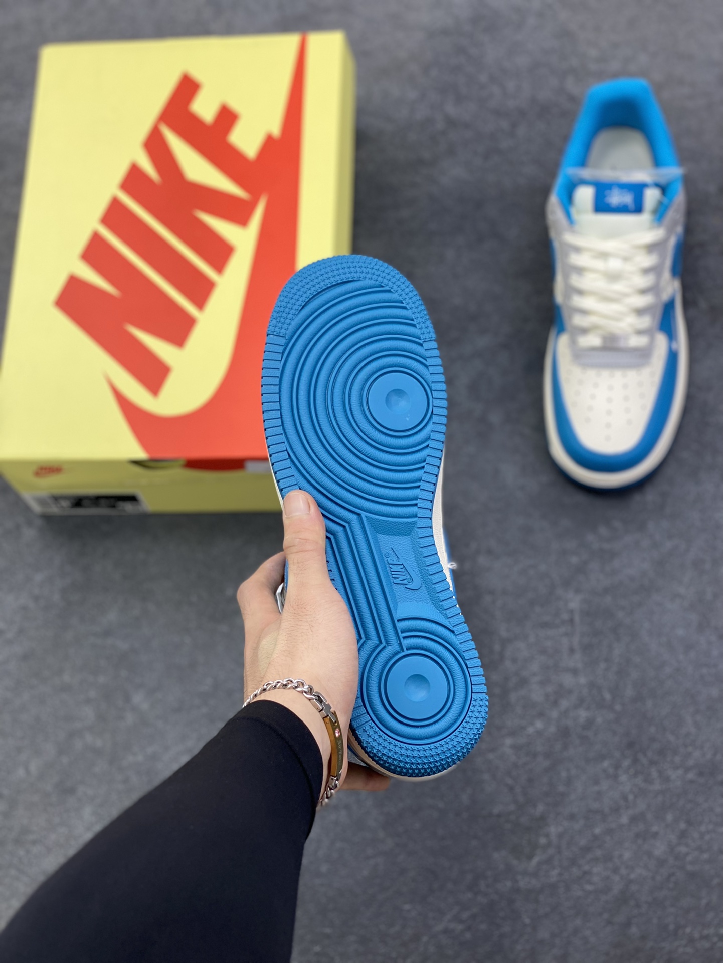 图片[5]-高端定制Nike Air Force 1 \’07 Low “斯图西联名—— 奶白蓝灰” 高端定制 低帮休闲板鞋 定制鞋盒 大厂纯原品质出货 超高清洁度 皮料切割干净无任何毛边 细节完美 货号：XD2588-607 尺码：36 36.5 37.5 38 38.5 39 40 40.5 41 42 42.5 43 44 44.5 45-选品中心
