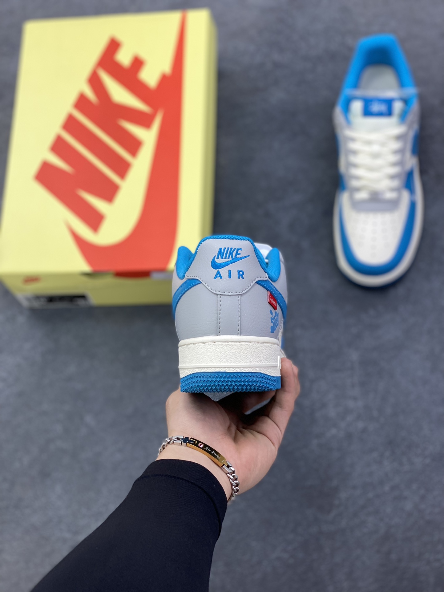 图片[4]-高端定制Nike Air Force 1 \’07 Low “斯图西联名—— 奶白蓝灰” 高端定制 低帮休闲板鞋 定制鞋盒 大厂纯原品质出货 超高清洁度 皮料切割干净无任何毛边 细节完美 货号：XD2588-607 尺码：36 36.5 37.5 38 38.5 39 40 40.5 41 42 42.5 43 44 44.5 45-选品中心